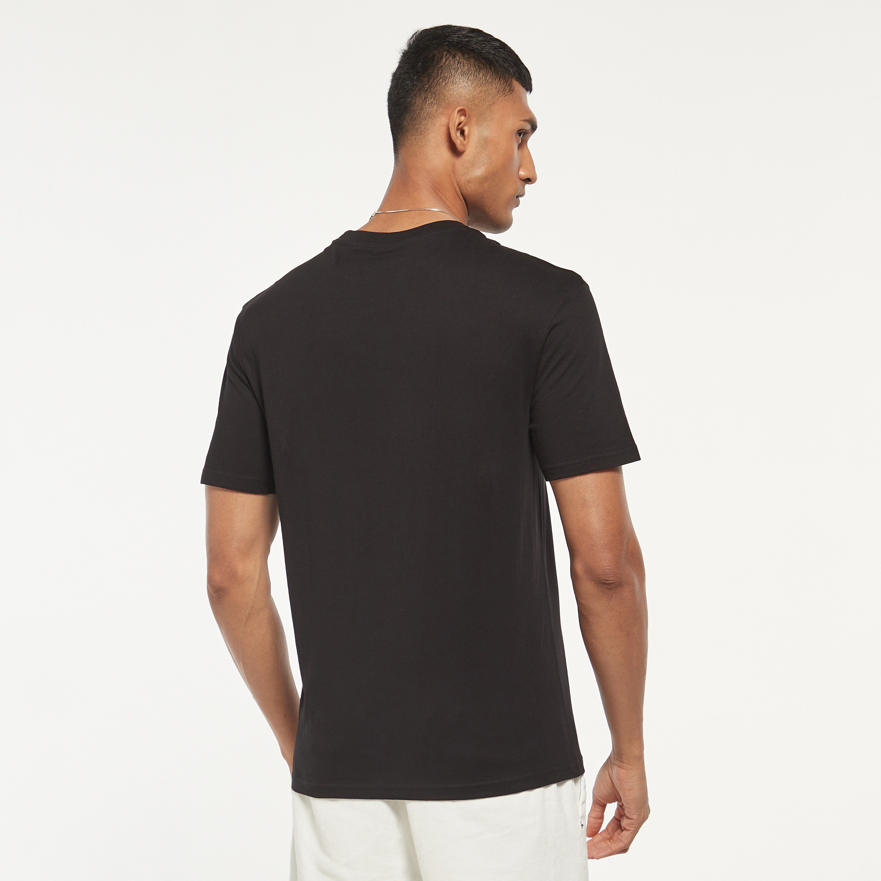 تي شيرت من جاك آند جونز سادة بأكمام قصيرة و ياقة مستديرة-men-clothing-tshirtsandpolos-tshirts-image-3
