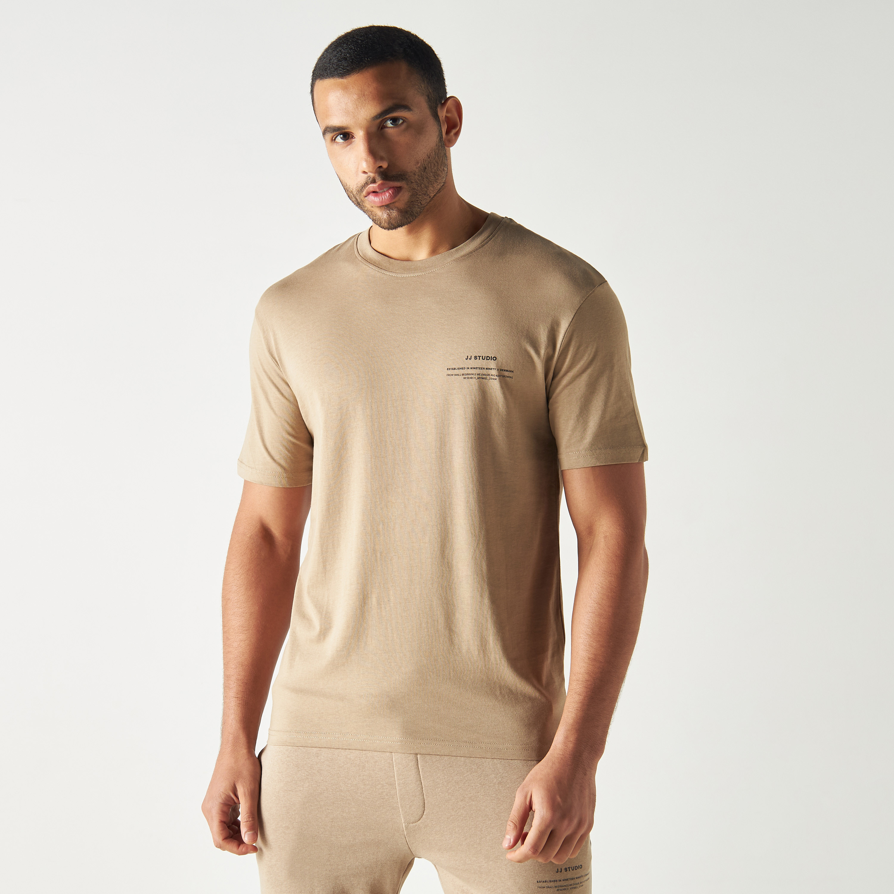 تي شيرت من جاك آند جونز سادة بأكمام قصيرة و ياقة مستديرة-men-clothing-tshirtsandpolos-tshirts-image-5