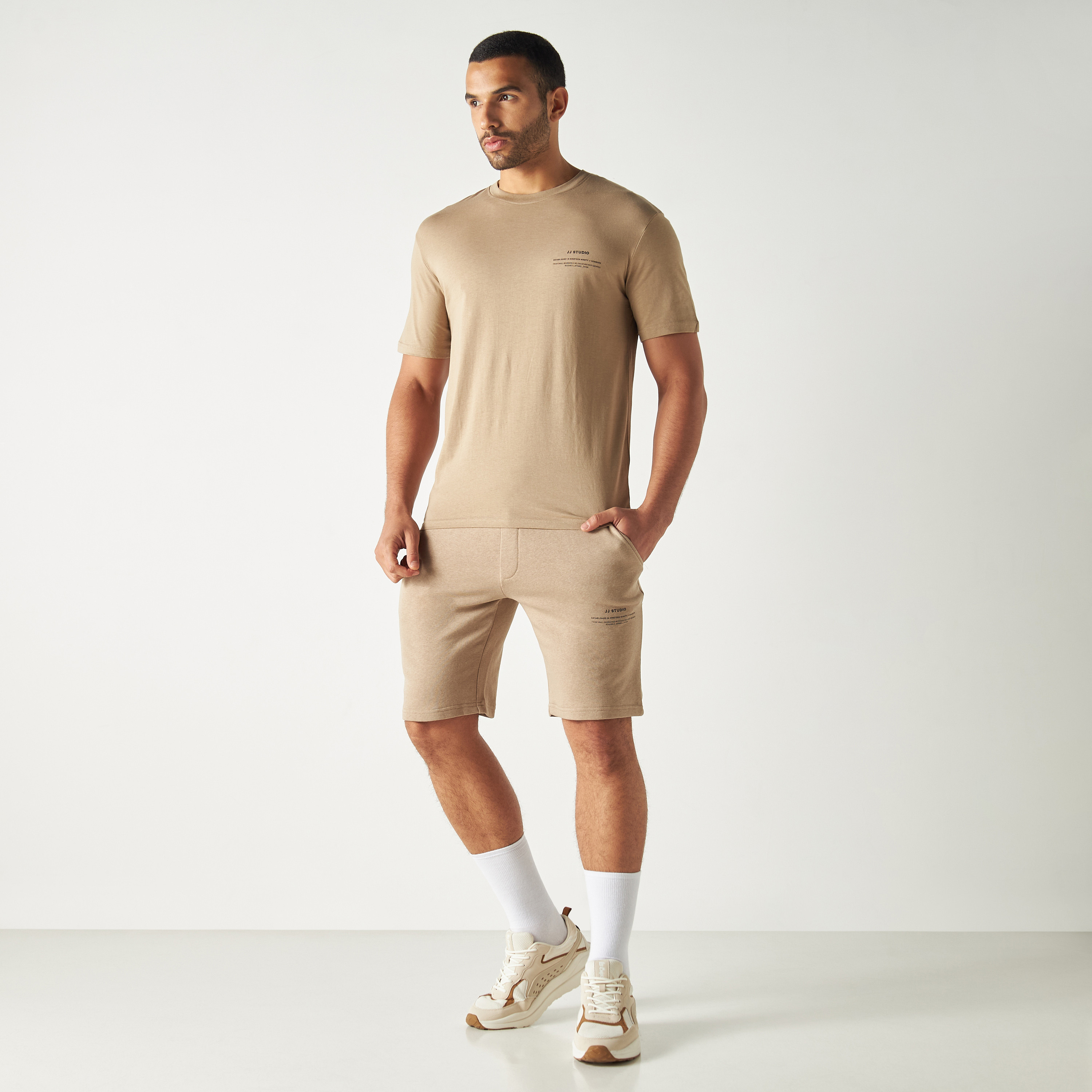 تي شيرت من جاك آند جونز سادة بأكمام قصيرة و ياقة مستديرة-men-clothing-tshirtsandpolos-tshirts-image-6