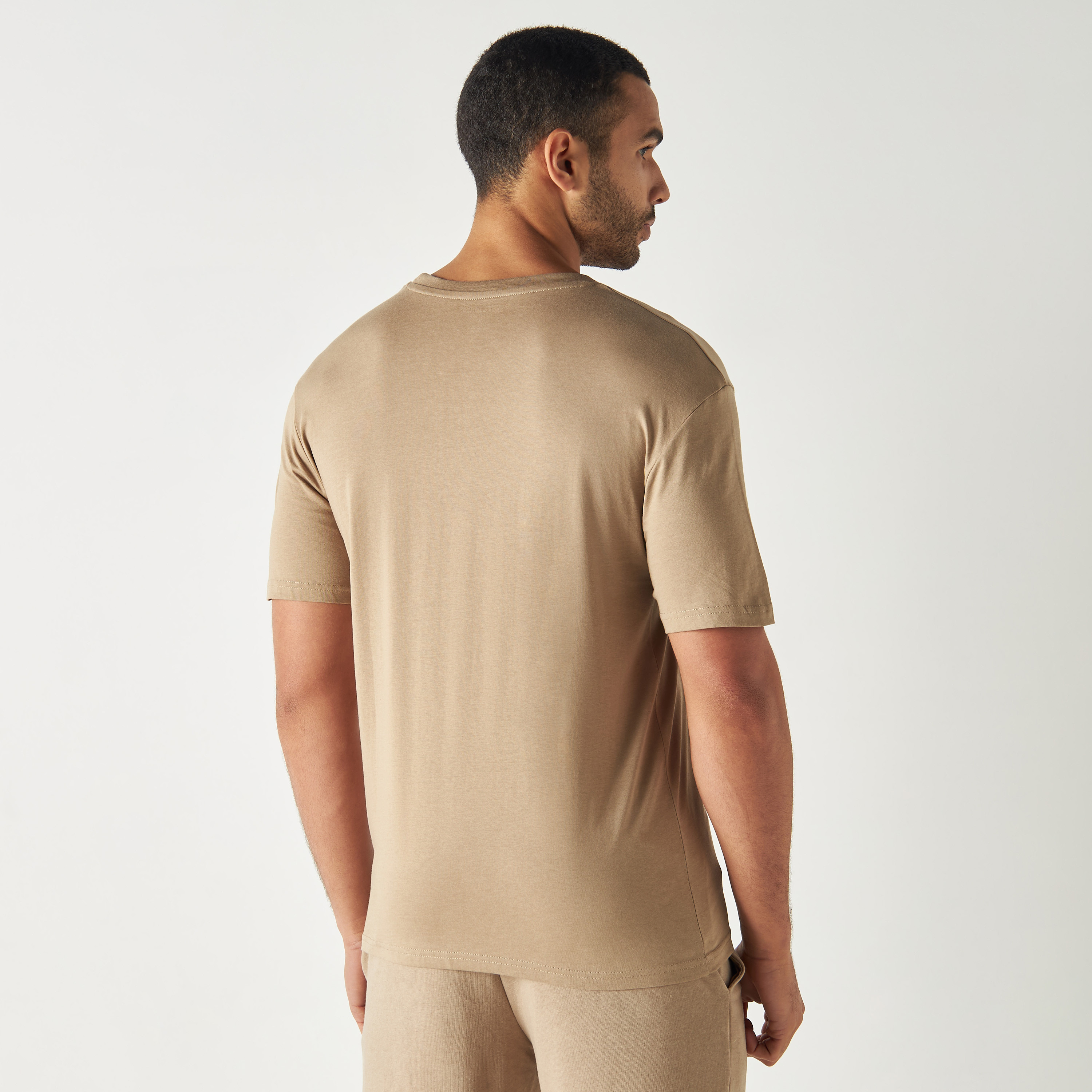 تي شيرت من جاك آند جونز سادة بأكمام قصيرة و ياقة مستديرة-men-clothing-tshirtsandpolos-tshirts-image-7