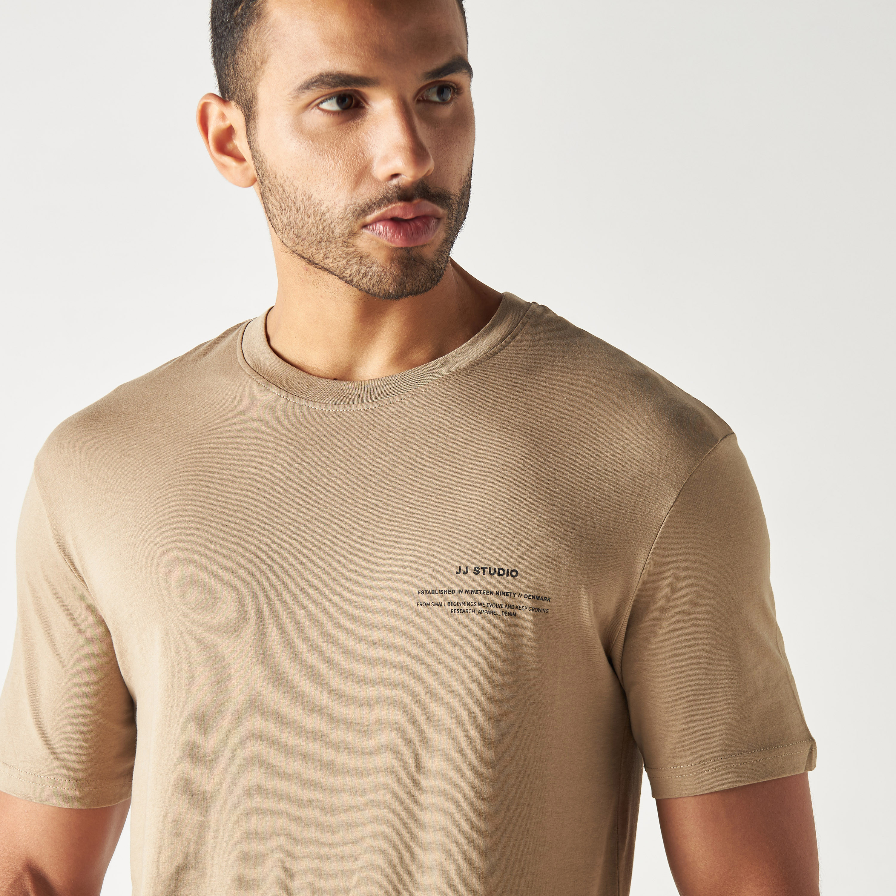 تي شيرت من جاك آند جونز سادة بأكمام قصيرة و ياقة مستديرة-men-clothing-tshirtsandpolos-tshirts-image-8