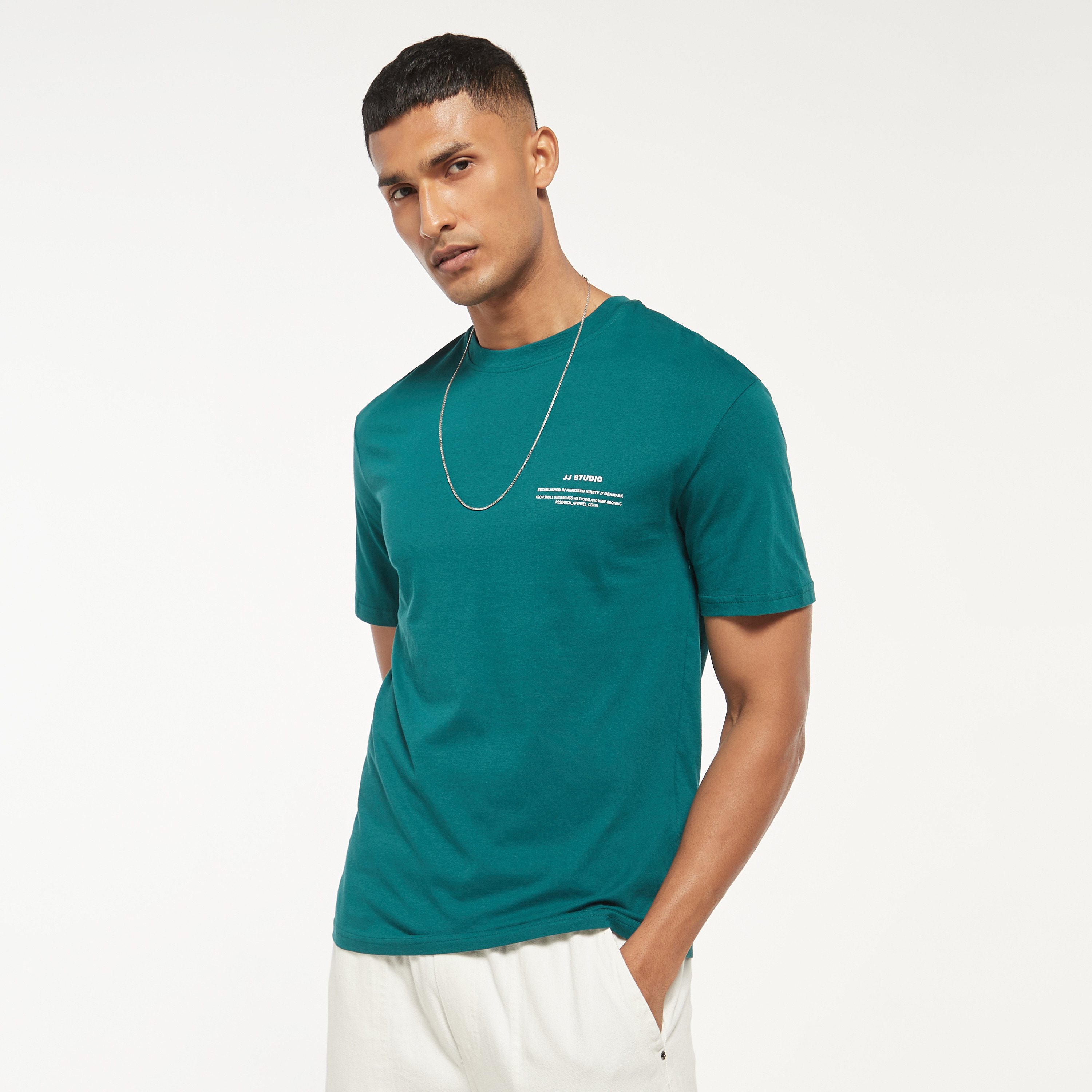 تي شيرت من جاك آند جونز سادة بأكمام قصيرة و ياقة مستديرة-men-clothing-tshirtsandpolos-tshirts-image-9