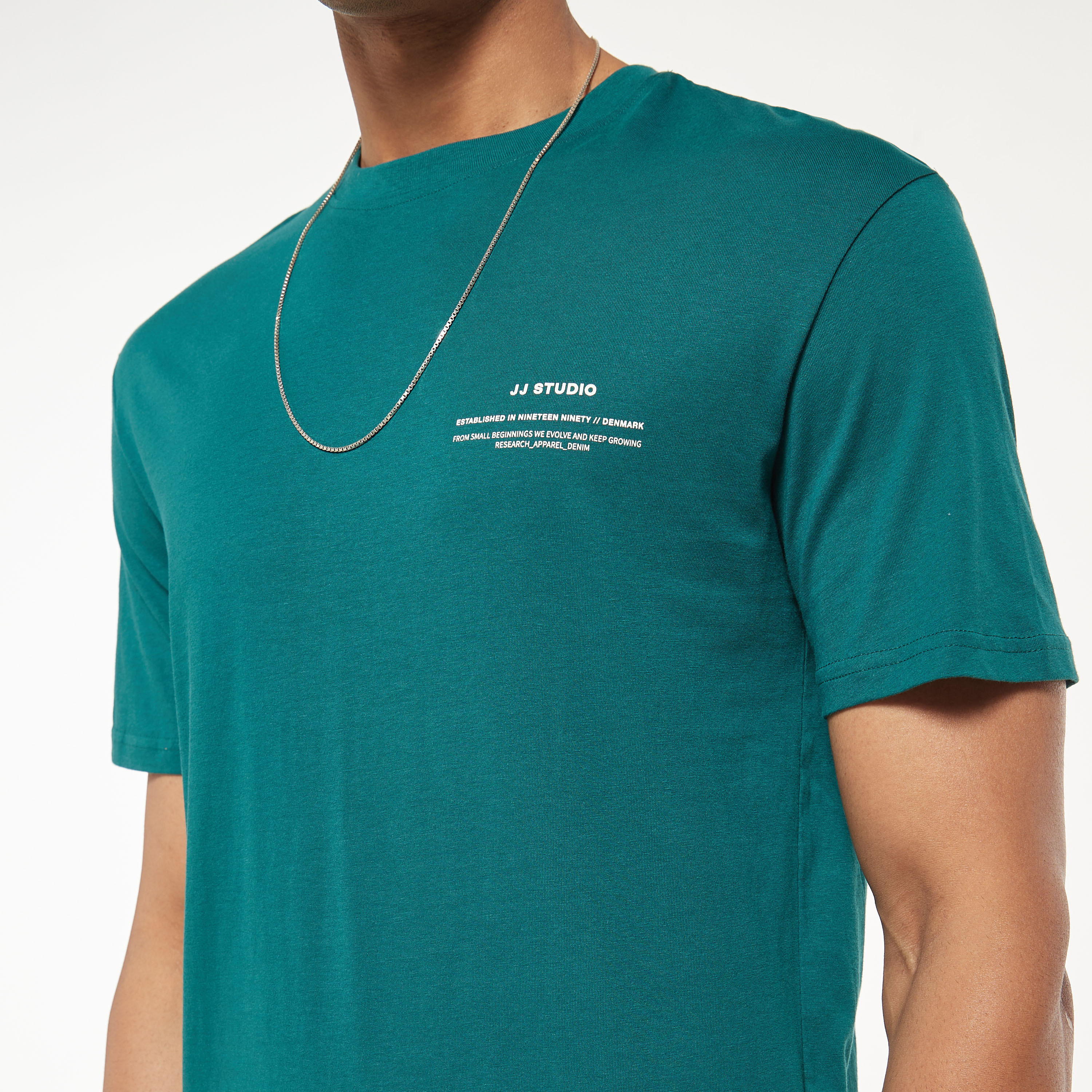 تي شيرت من جاك آند جونز سادة بأكمام قصيرة و ياقة مستديرة-men-clothing-tshirtsandpolos-tshirts-image-12