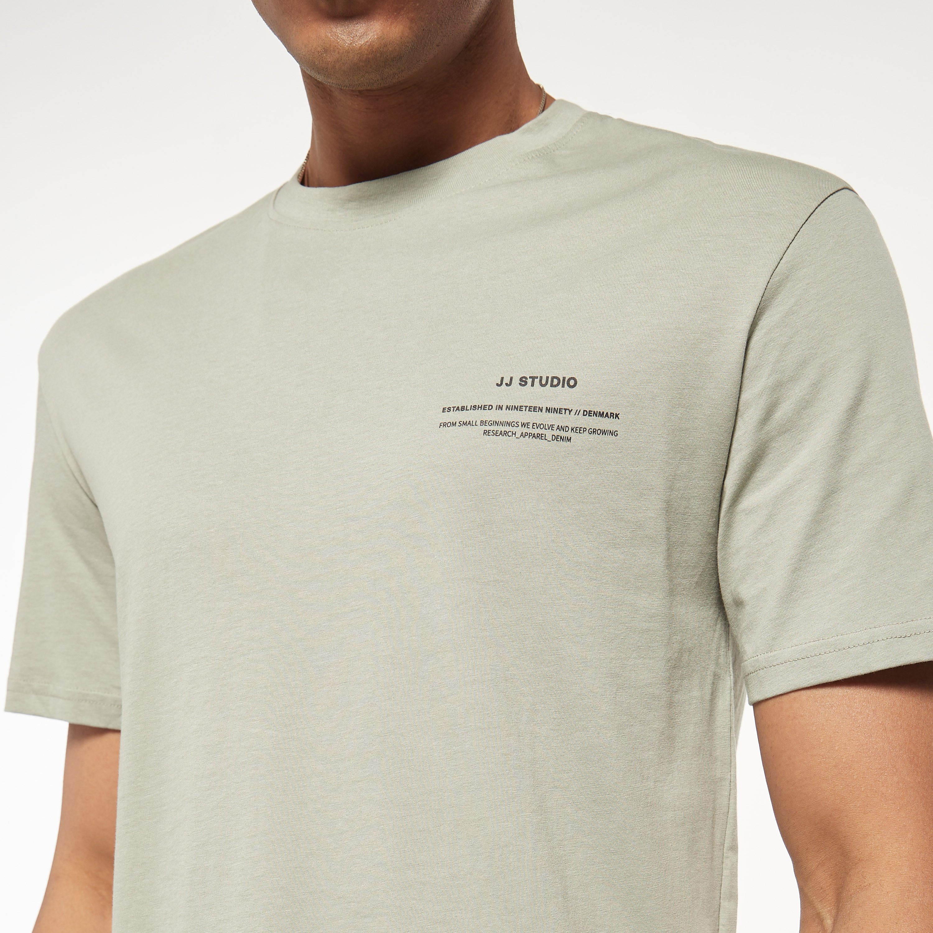 تي شيرت من جاك آند جونز سادة بأكمام قصيرة و ياقة مستديرة-men-clothing-tshirtsandpolos-tshirts-image-16