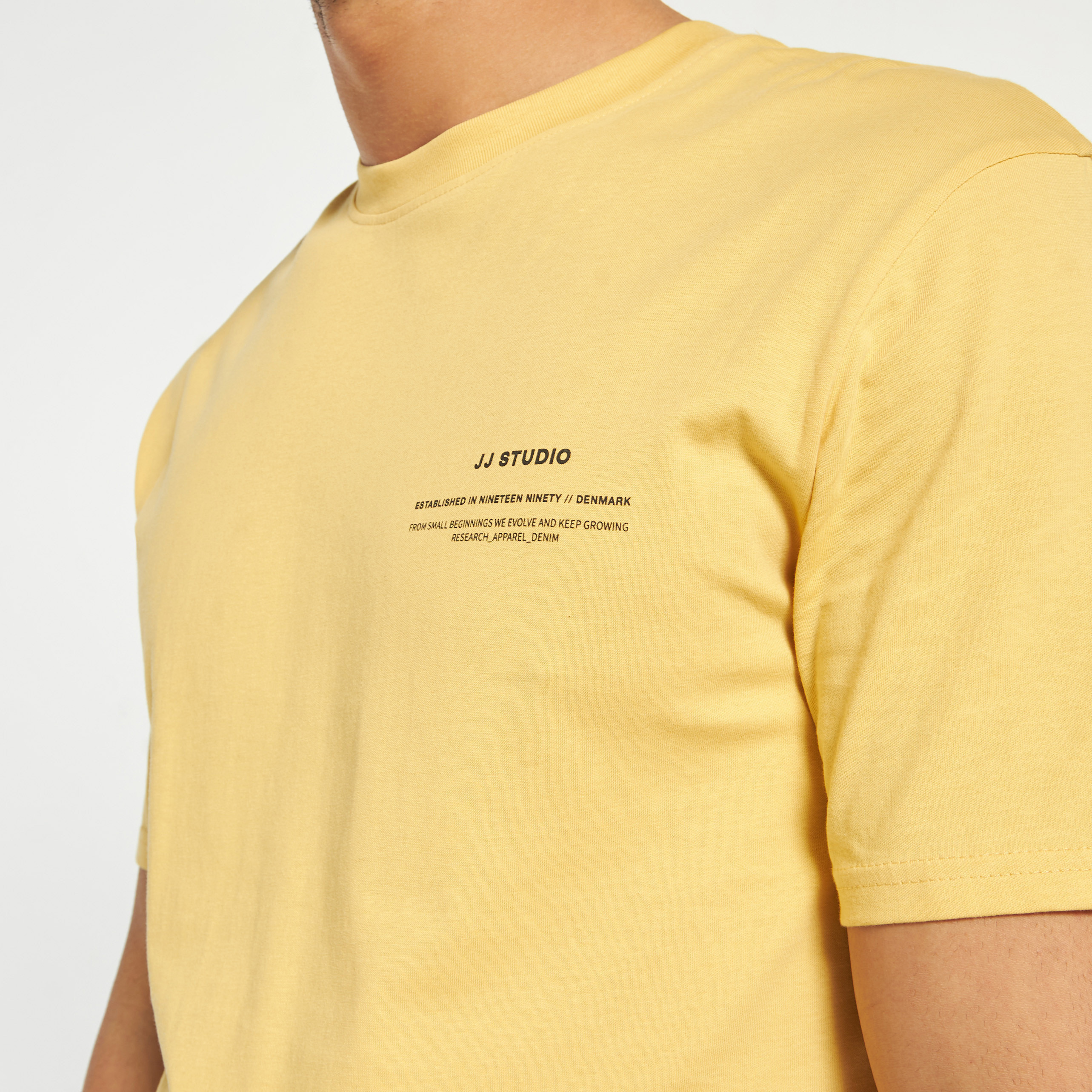 تي شيرت من جاك آند جونز سادة بأكمام قصيرة و ياقة مستديرة-men-clothing-tshirtsandpolos-tshirts-image-20