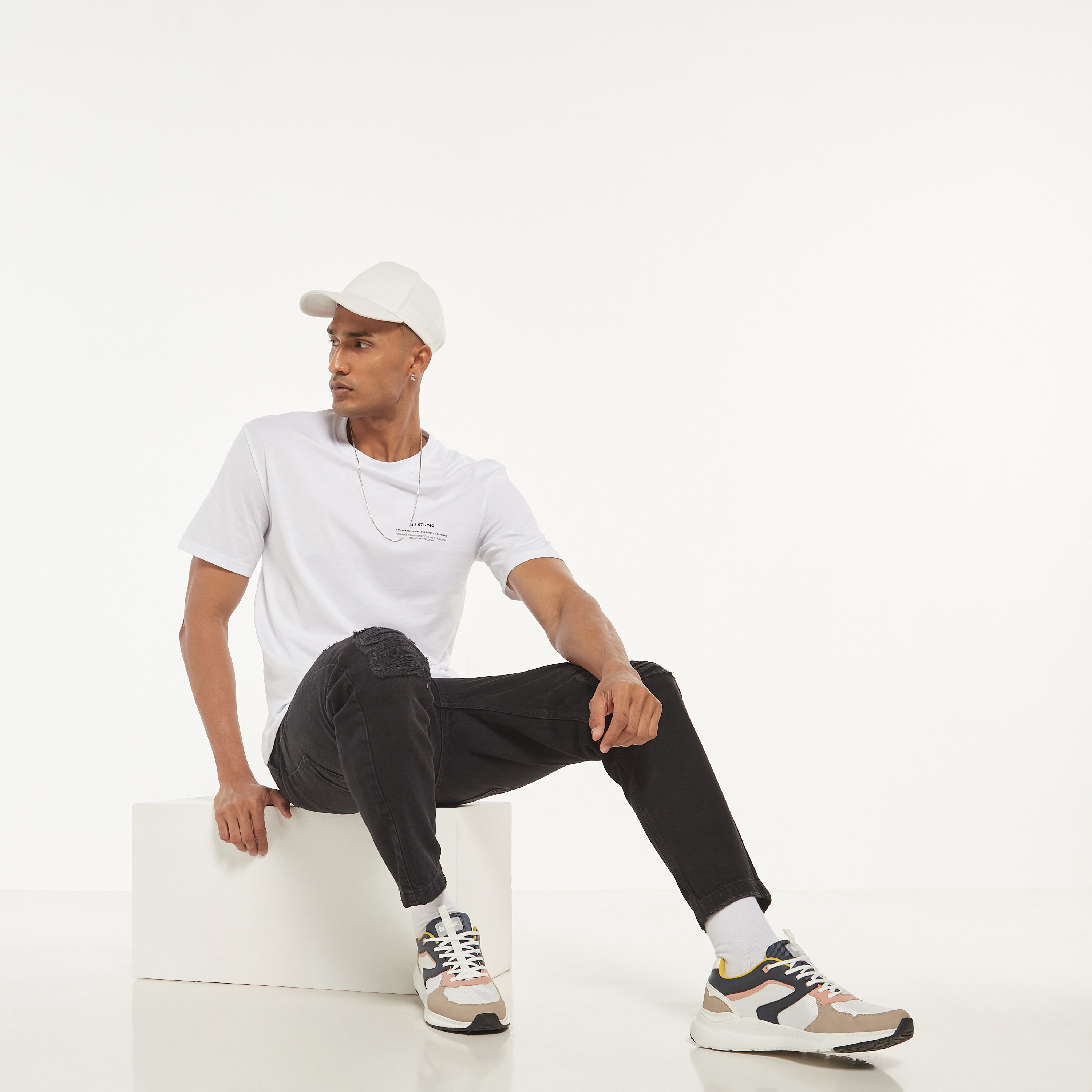 تي شيرت من جاك آند جونز سادة بأكمام قصيرة و ياقة مستديرة-men-clothing-tshirtsandpolos-tshirts-image-26