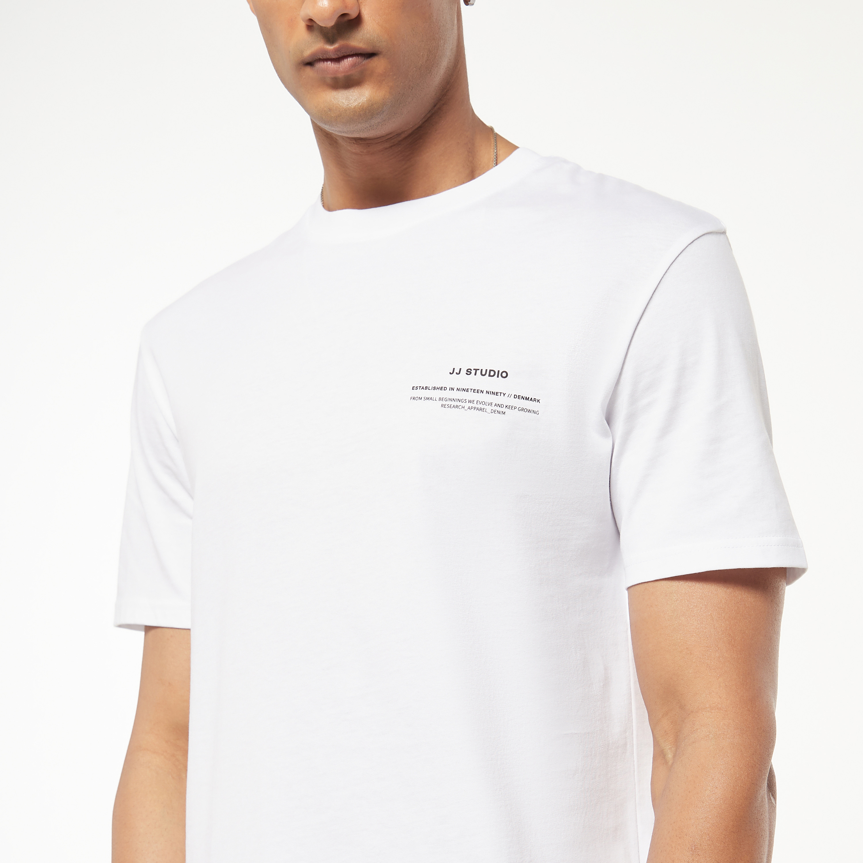 تي شيرت من جاك آند جونز سادة بأكمام قصيرة و ياقة مستديرة-men-clothing-tshirtsandpolos-tshirts-image-28