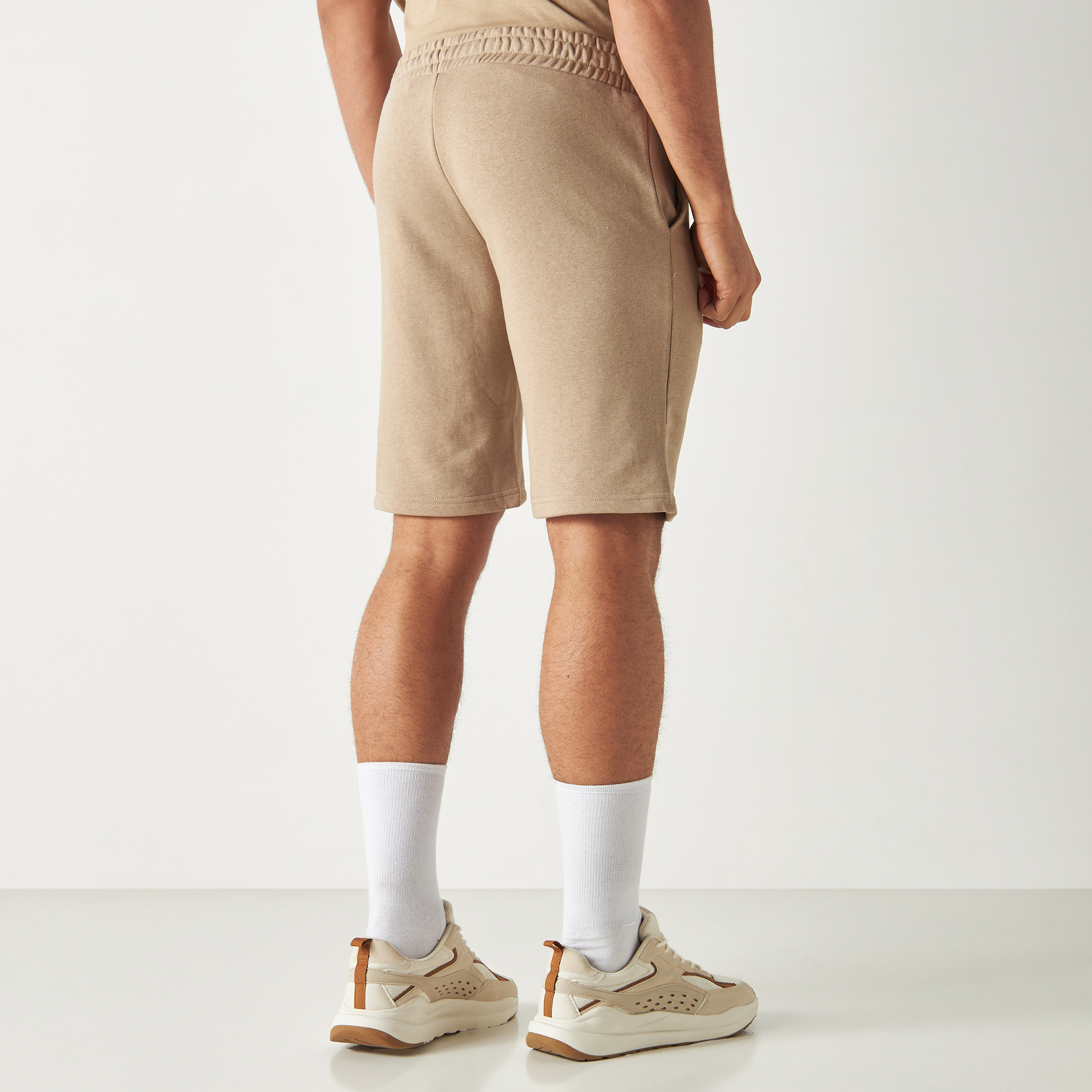 شورت برباط وخصر متوسط الارتفاع وطبعات من جاك أند جونز-men-clothing-bottoms-shorts-image-3