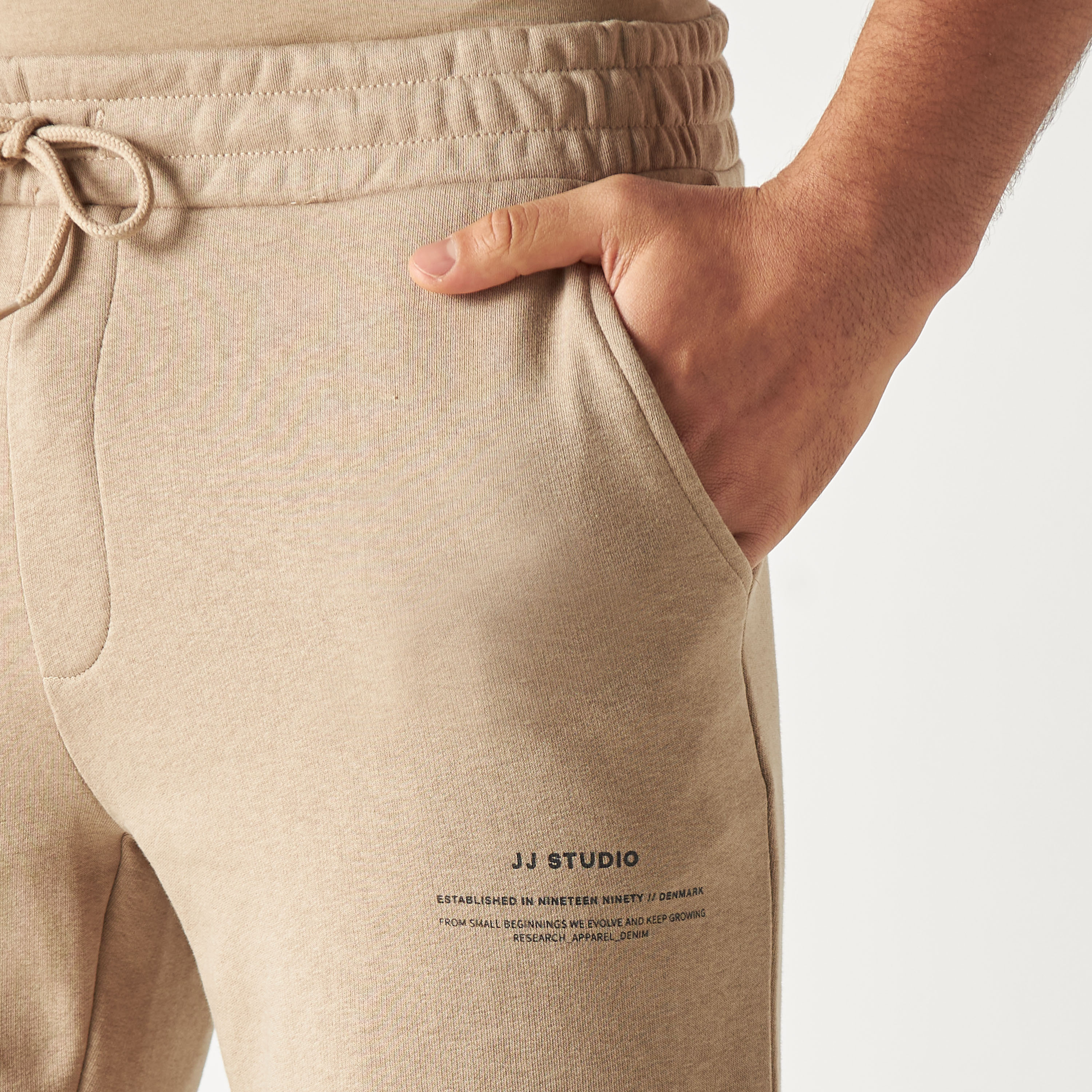 شورت برباط وخصر متوسط الارتفاع وطبعات من جاك أند جونز-men-clothing-bottoms-shorts-image-4