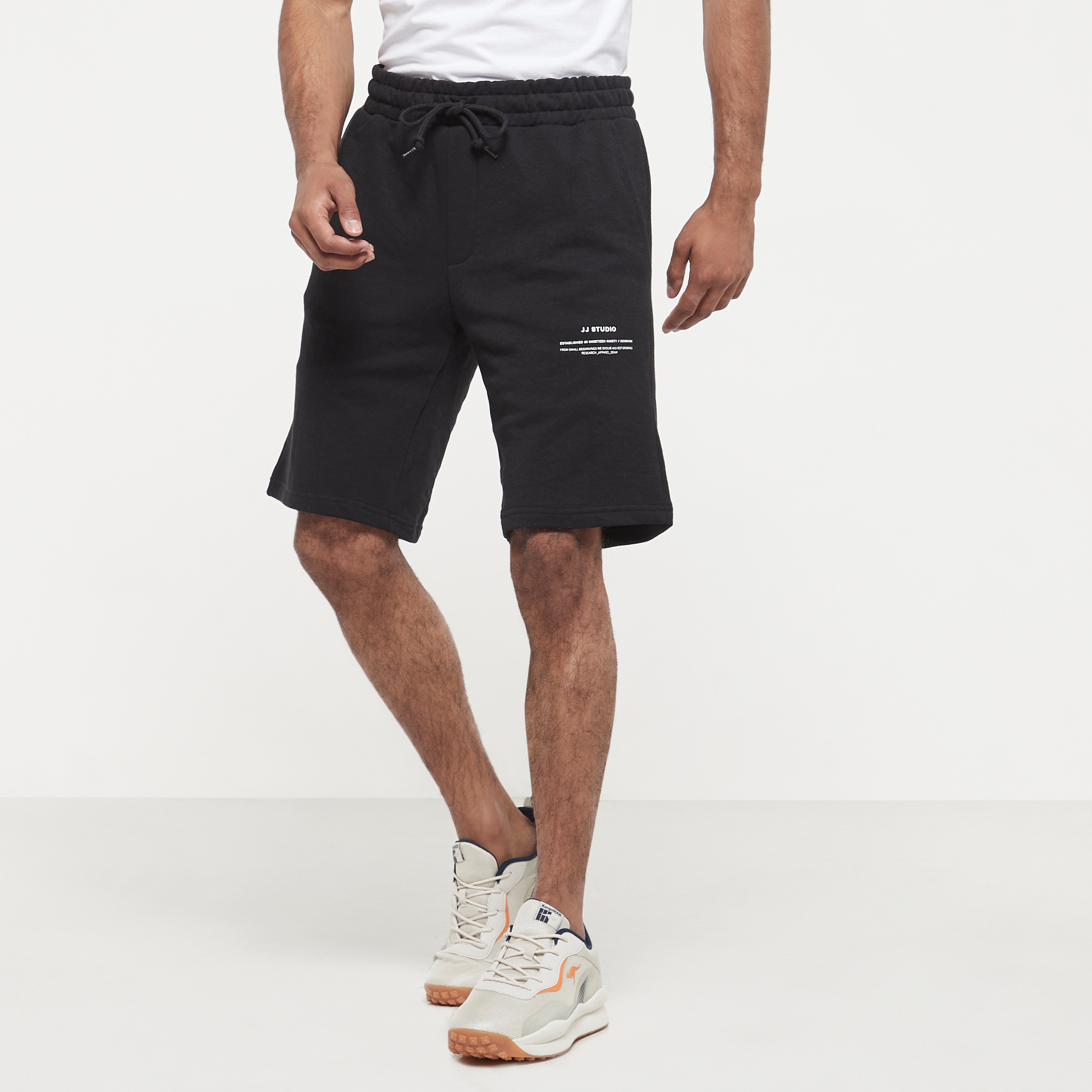 شورت برباط وخصر متوسط الارتفاع وطبعات من جاك أند جونز-men-clothing-bottoms-shorts-image-5