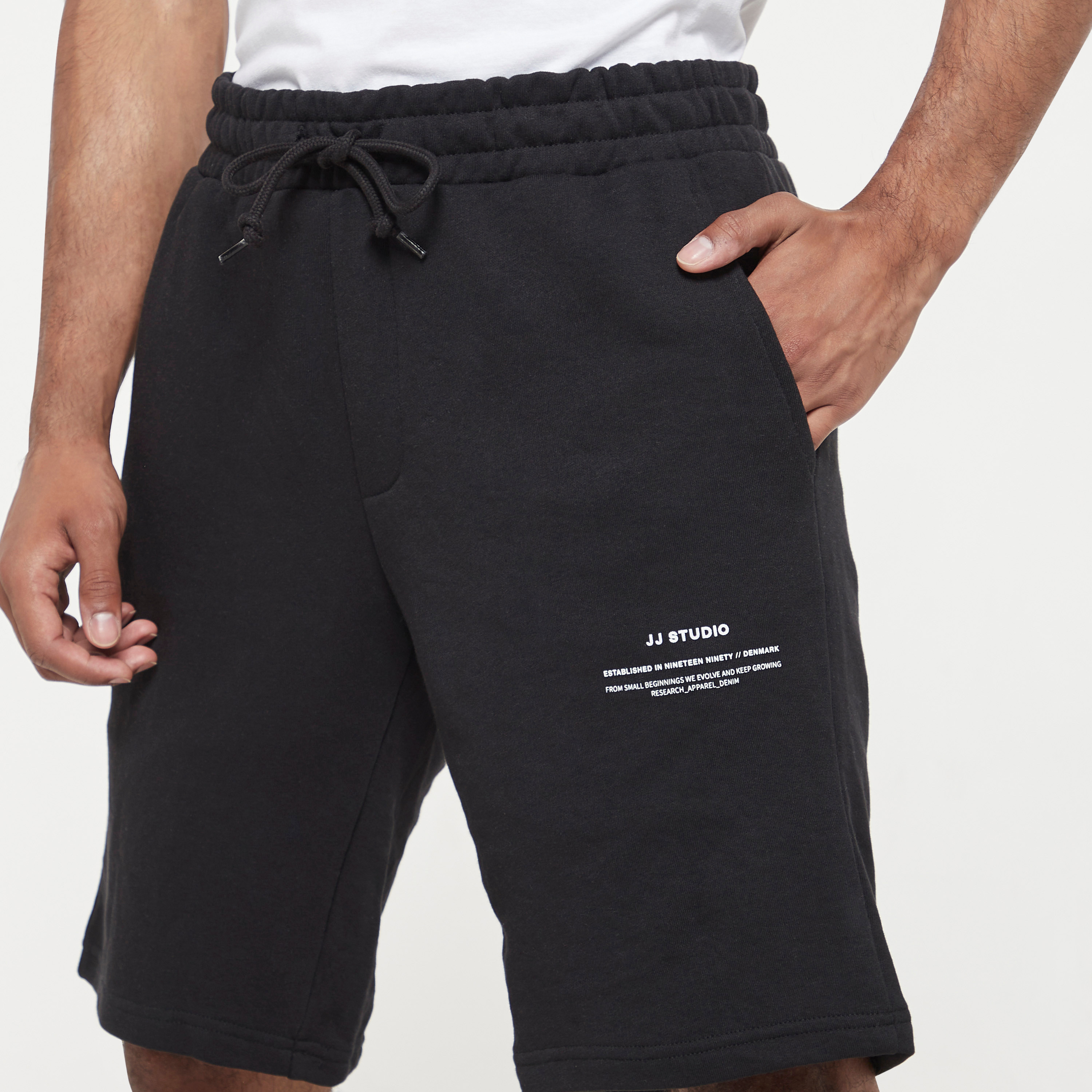 شورت برباط وخصر متوسط الارتفاع وطبعات من جاك أند جونز-men-clothing-bottoms-shorts-image-8