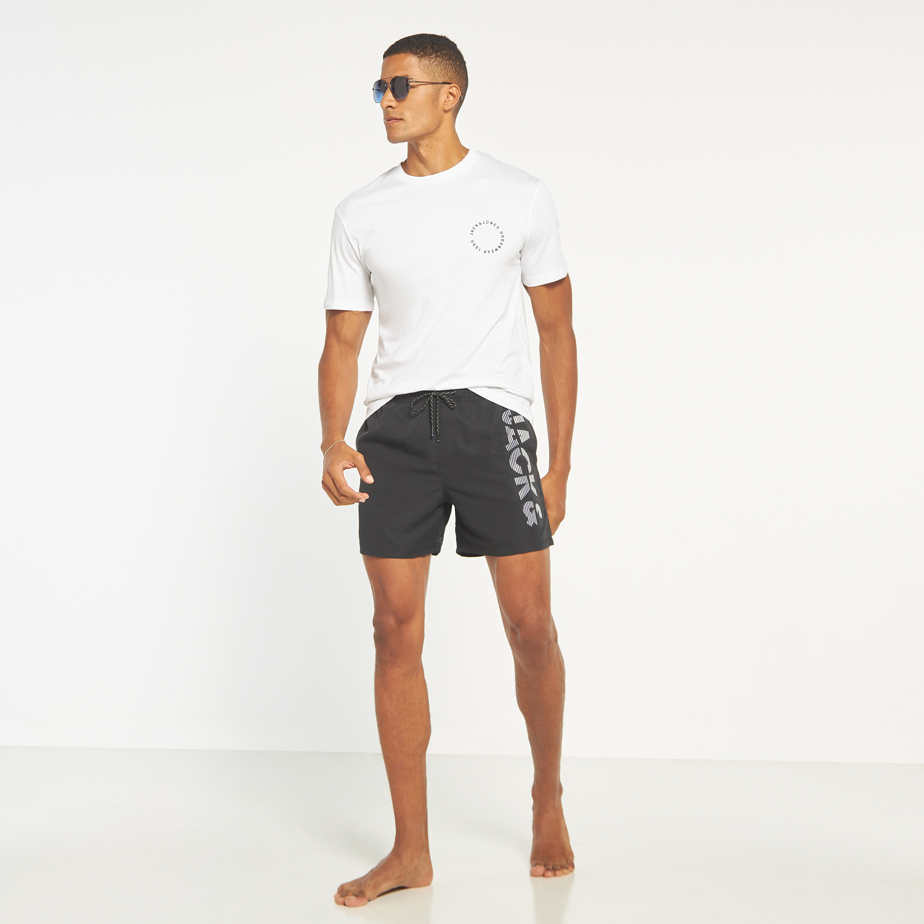 شورت سباحة برباط متوسط الطول يشعار الماركة من جاك آند جونز-men-clothing-swimandbeach-shorts-image-3