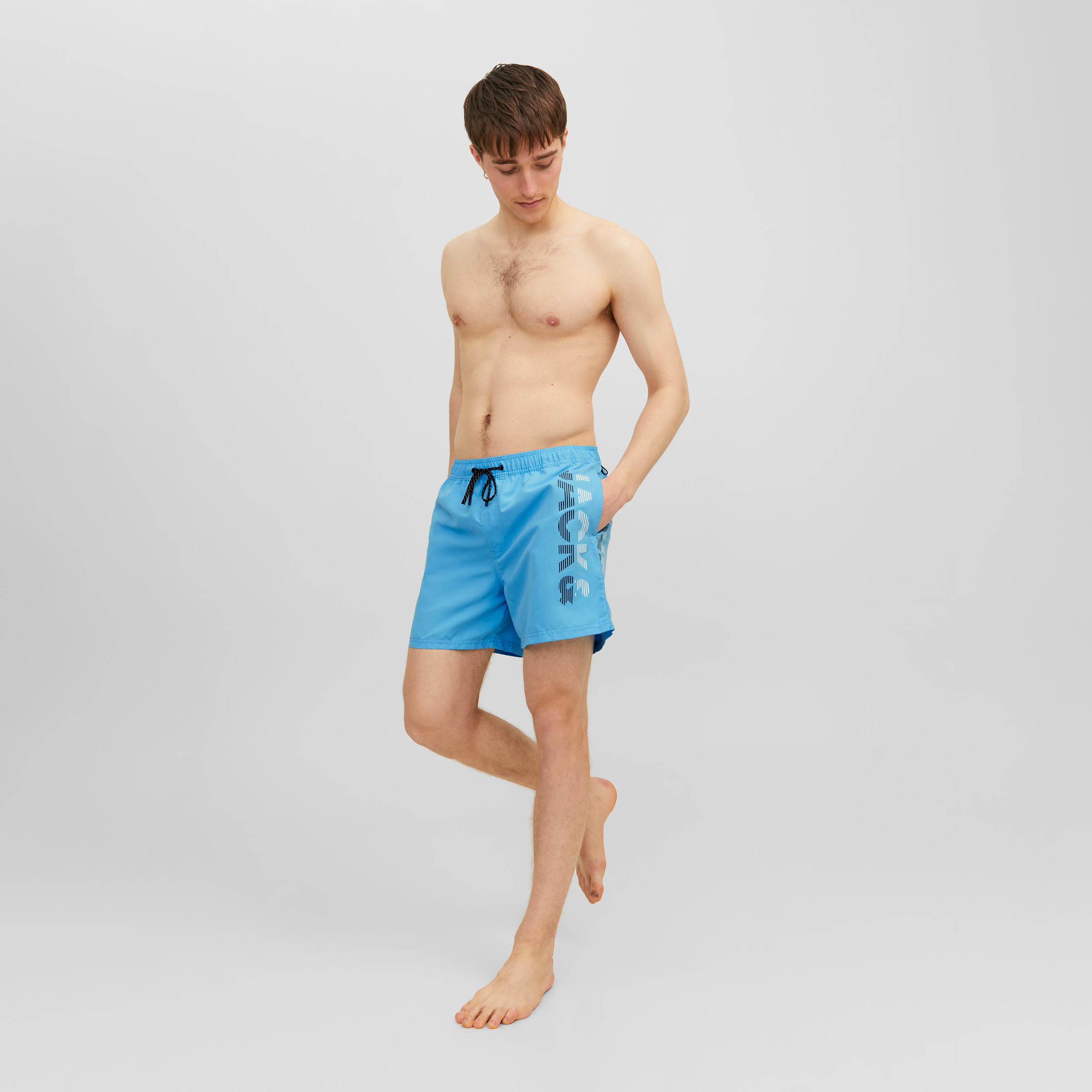 شورت سباحة برباط متوسط الطول يشعار الماركة من جاك آند جونز-men-clothing-swimandbeach-shorts-image-6