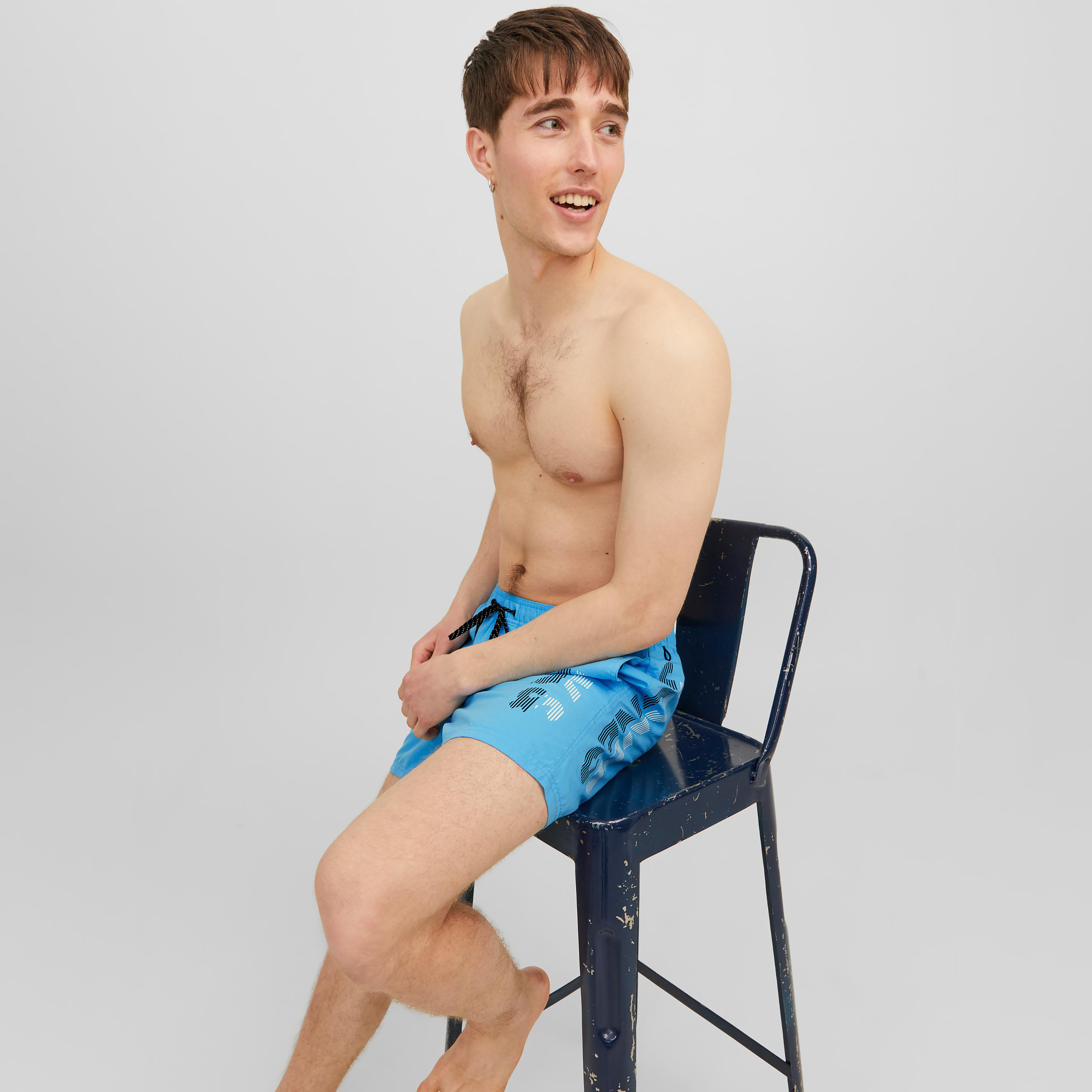 شورت سباحة برباط متوسط الطول يشعار الماركة من جاك آند جونز-men-clothing-swimandbeach-shorts-image-9