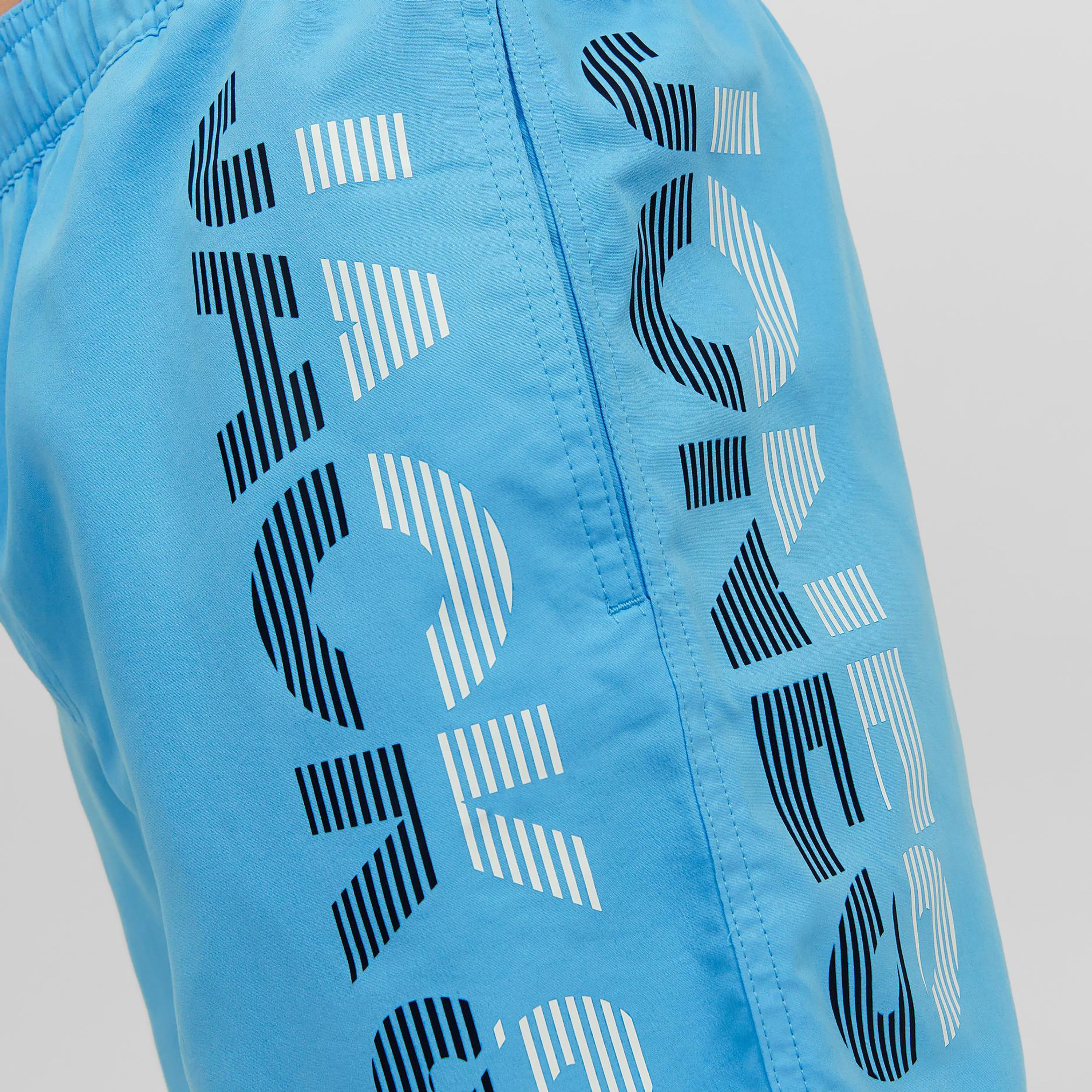 شورت سباحة برباط متوسط الطول يشعار الماركة من جاك آند جونز-men-clothing-swimandbeach-shorts-image-10