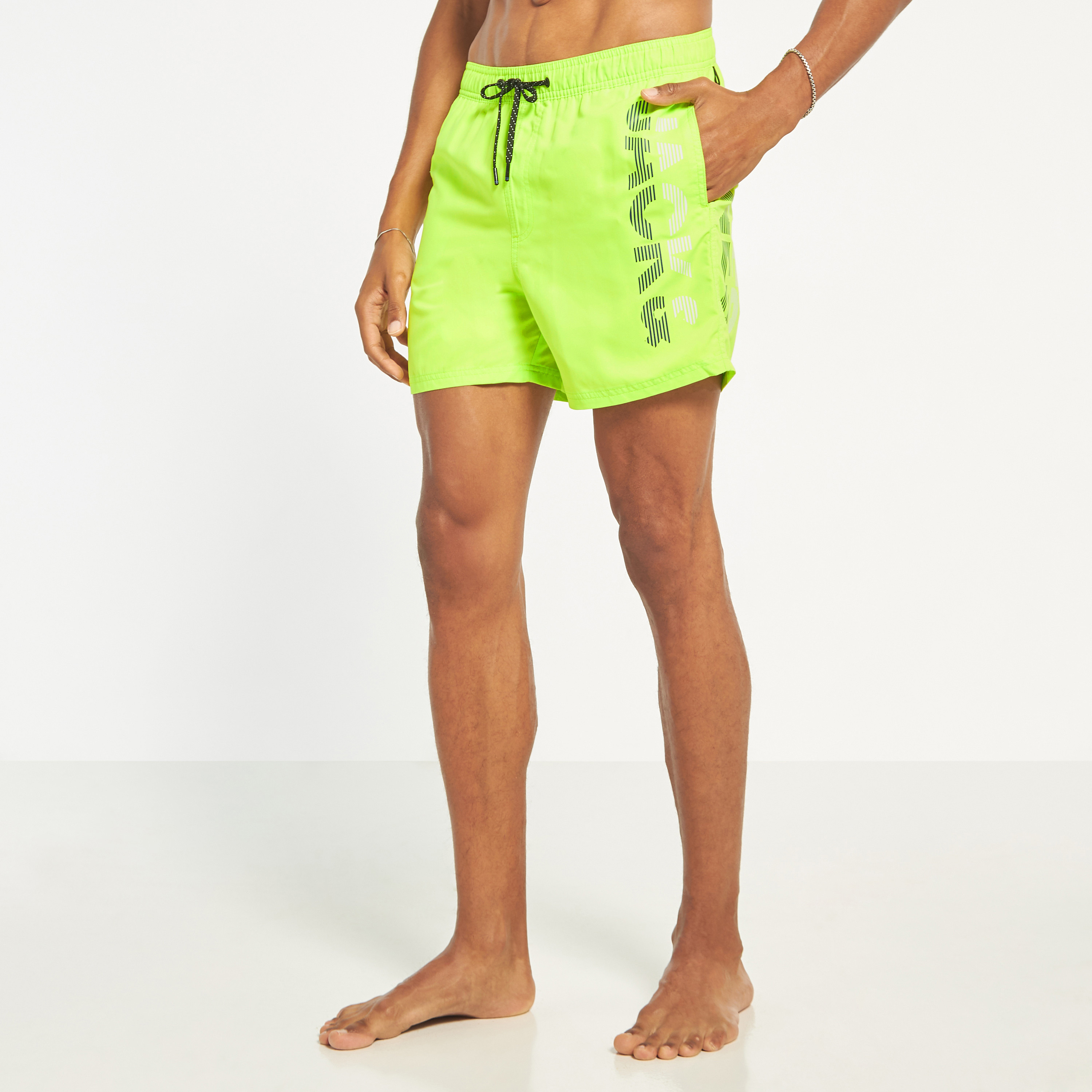 شورت سباحة برباط متوسط الطول يشعار الماركة من جاك آند جونز-men-clothing-swimandbeach-shorts-image-11