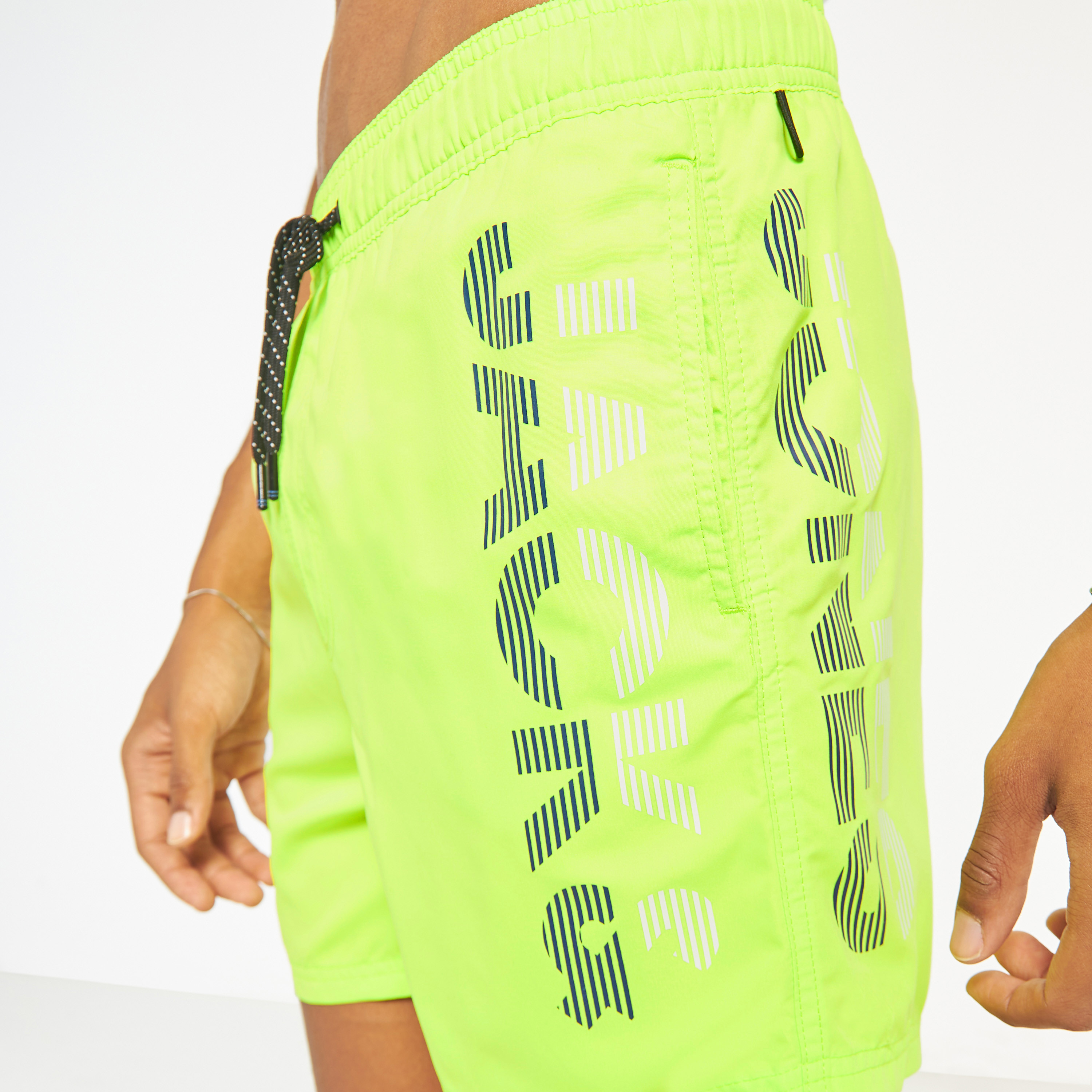 شورت سباحة برباط متوسط الطول يشعار الماركة من جاك آند جونز-men-clothing-swimandbeach-shorts-image-14