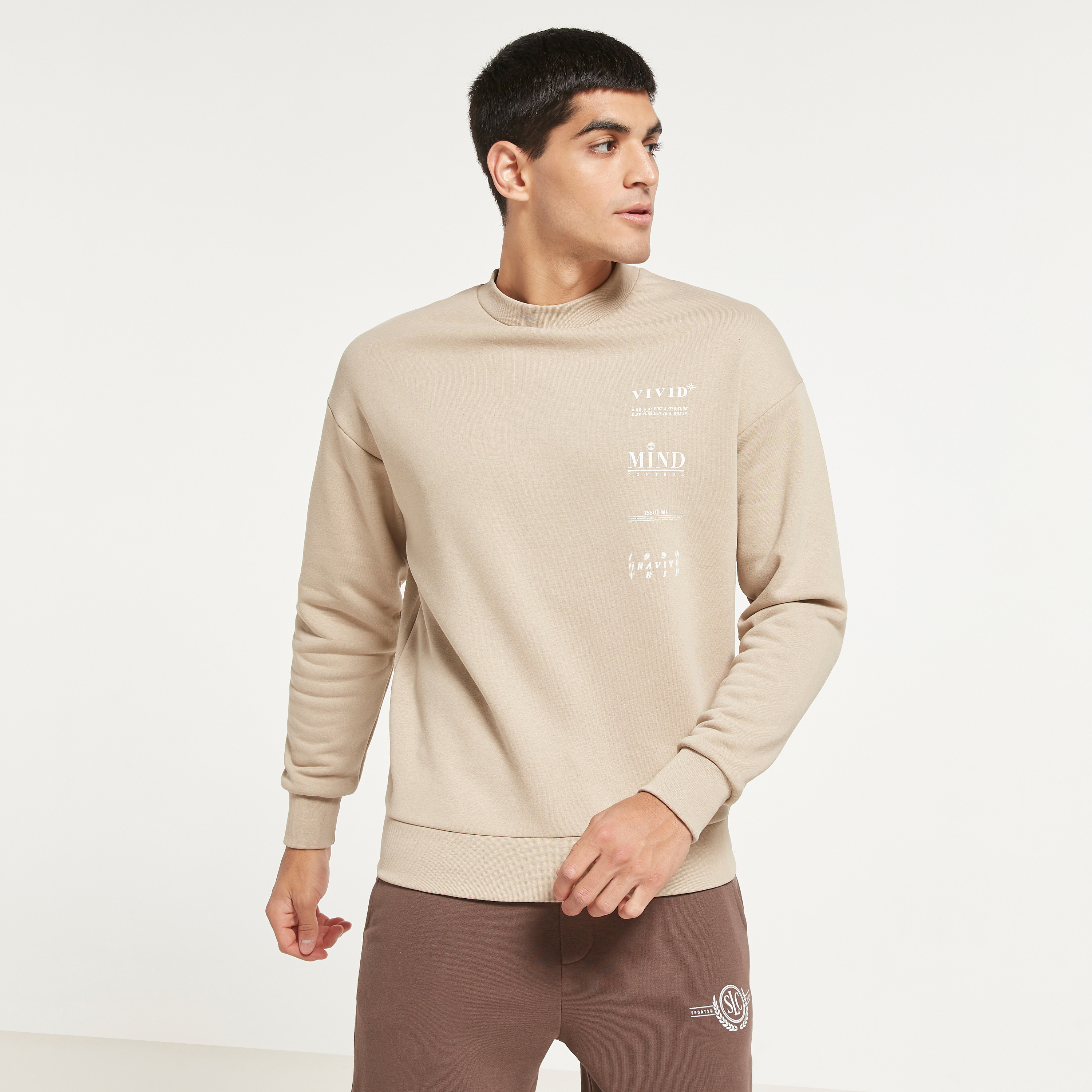 سويت شيرت جاك آند جونز رجالي بلون بيج مطبوع فضفاض مع رقبة دائرية-men-winterwear-hoodiesandsweatshirts-image-1