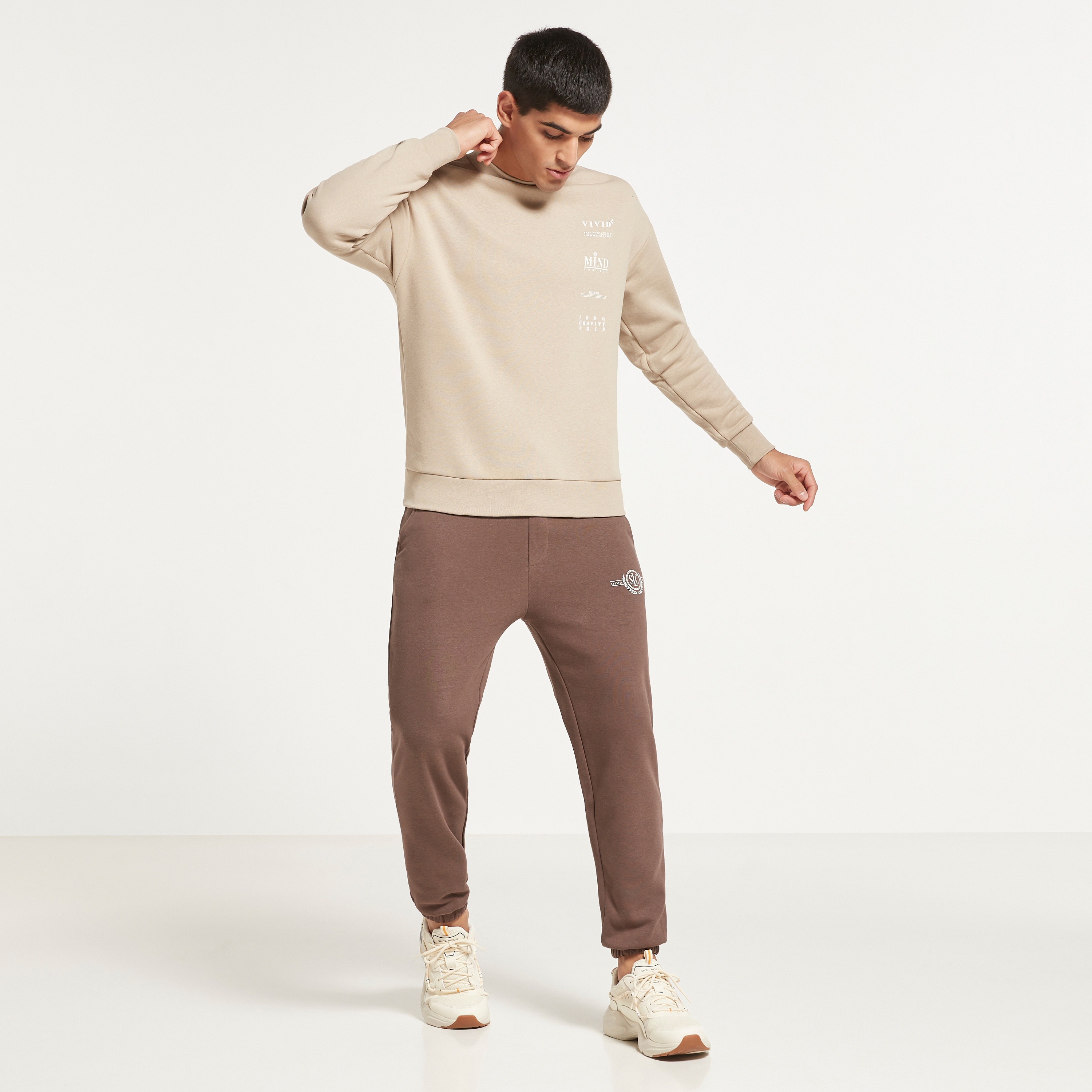 سويت شيرت جاك آند جونز رجالي بلون بيج مطبوع فضفاض مع رقبة دائرية-men-winterwear-hoodiesandsweatshirts-image-2
