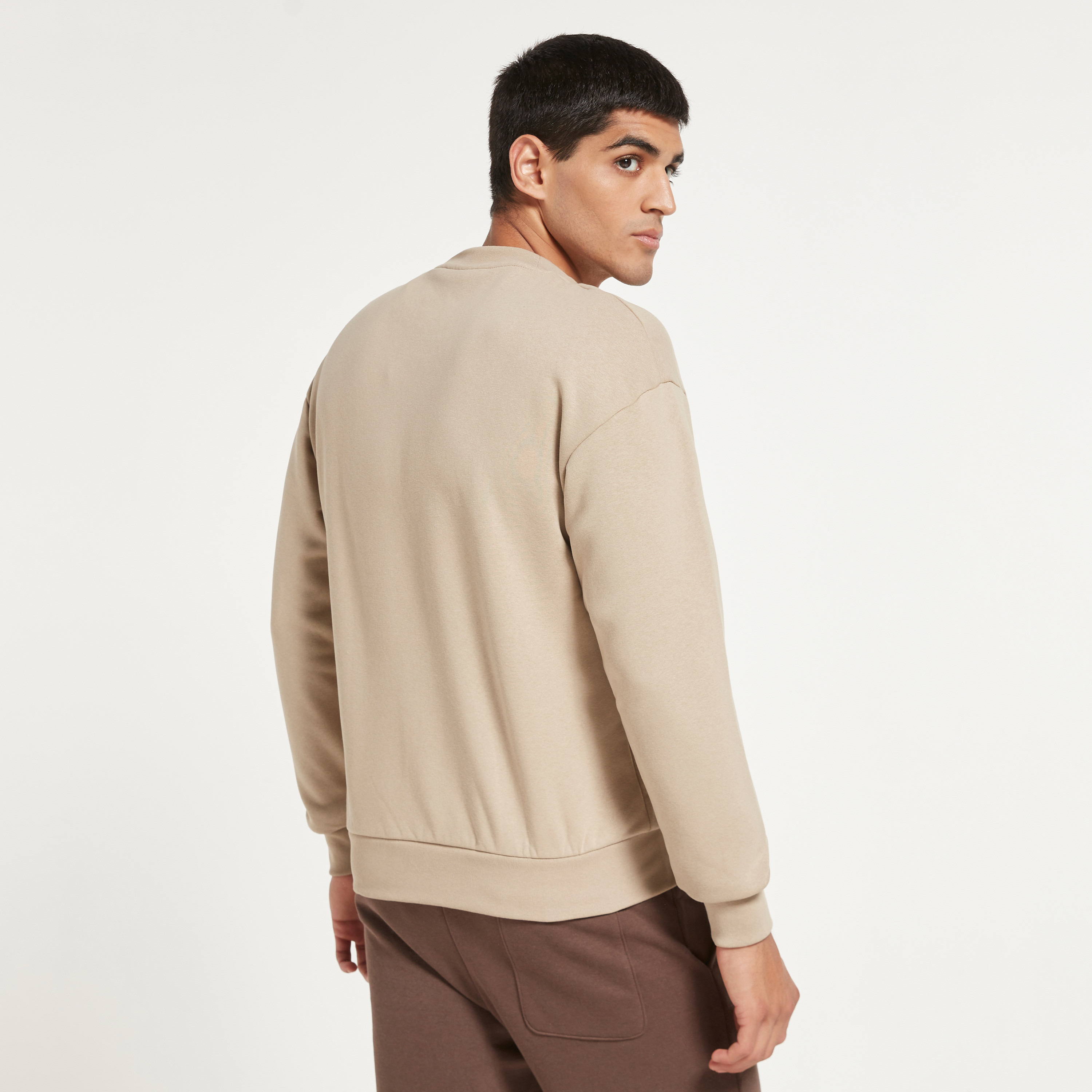 سويت شيرت جاك آند جونز رجالي بلون بيج مطبوع فضفاض مع رقبة دائرية-men-winterwear-hoodiesandsweatshirts-image-3