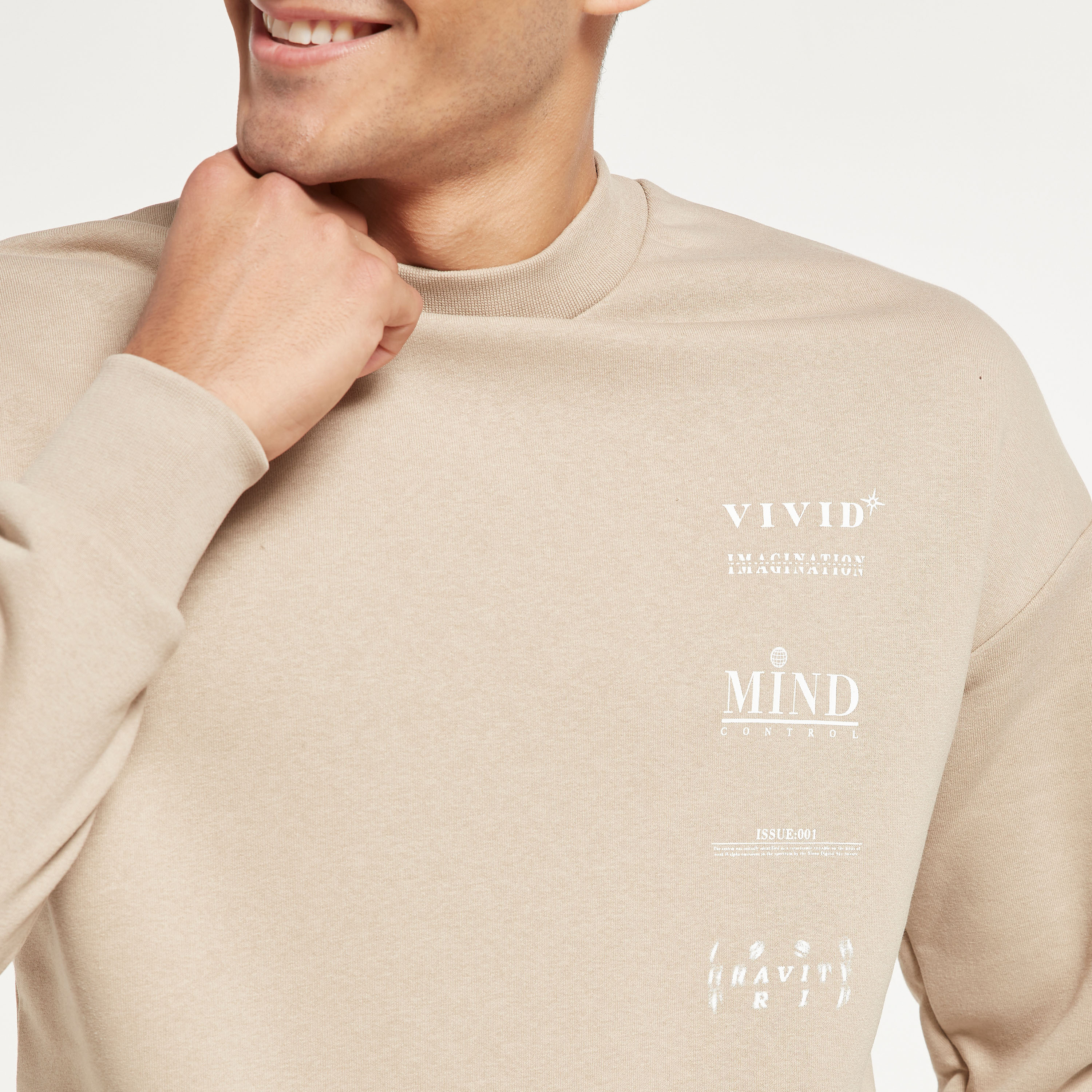 سويت شيرت جاك آند جونز رجالي بلون بيج مطبوع فضفاض مع رقبة دائرية-men-winterwear-hoodiesandsweatshirts-image-4