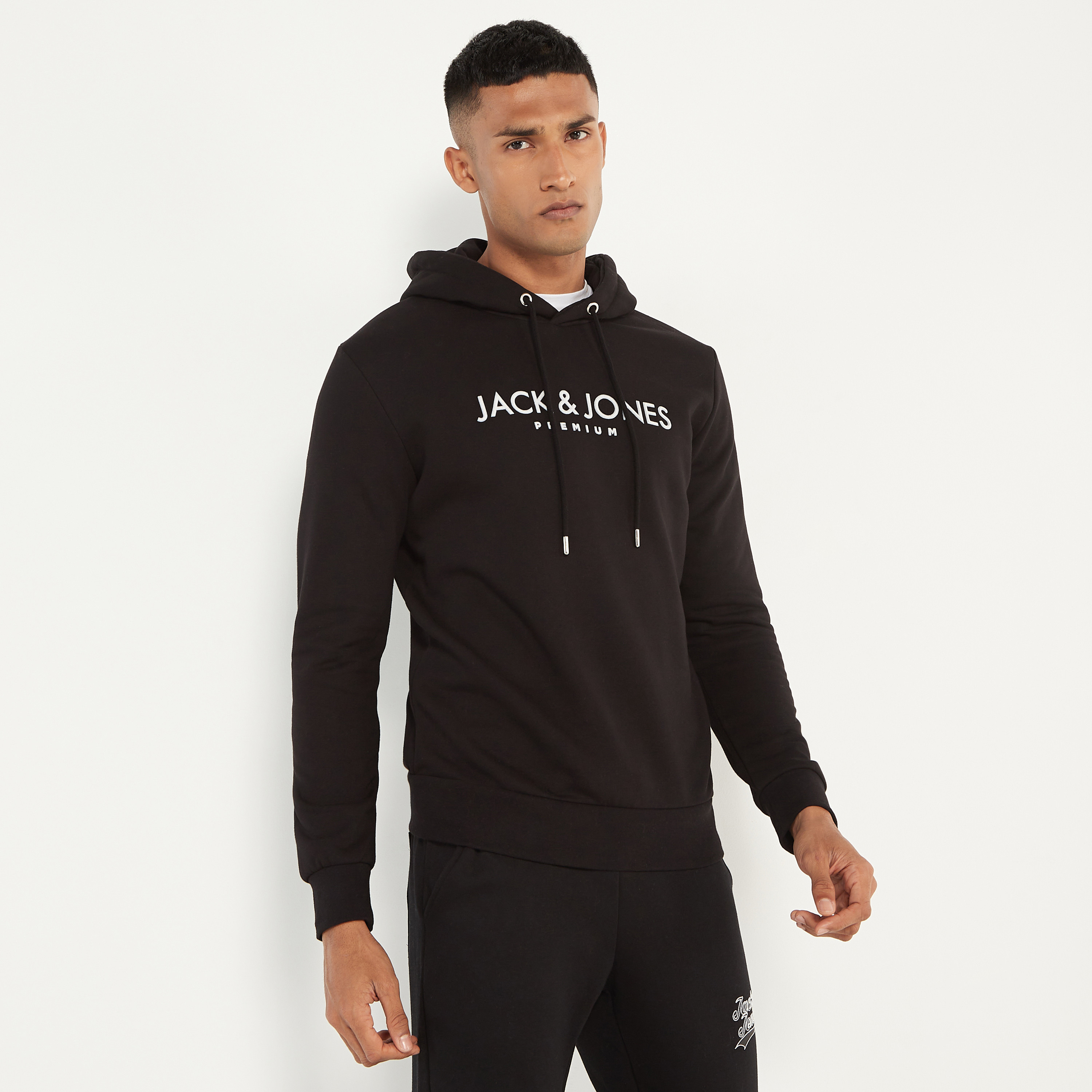 هودي جاك آند جونز مع شعار بأكمام طويلة-men-winterwear-hoodiesandsweatshirts-image-1