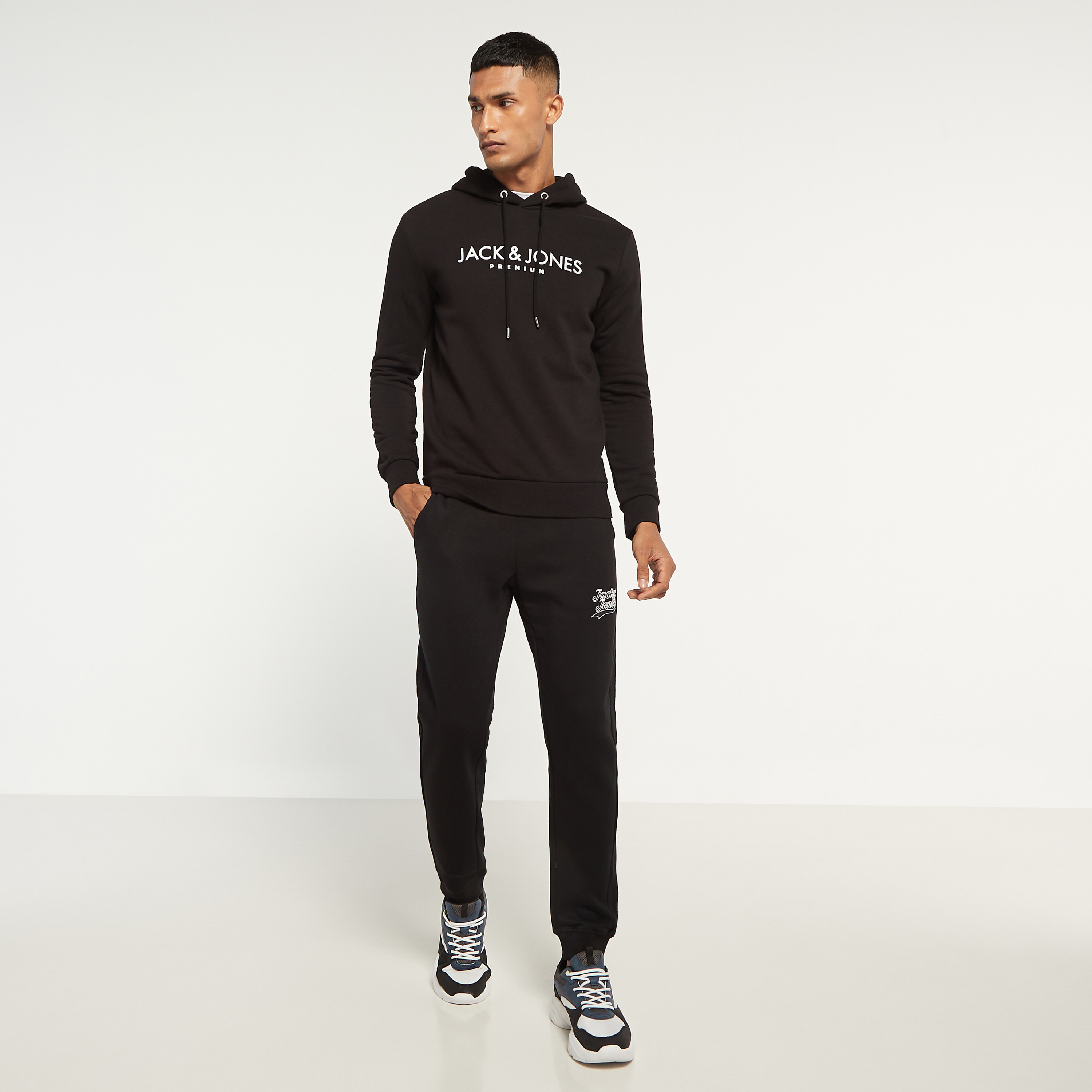 هودي جاك آند جونز مع شعار بأكمام طويلة-men-winterwear-hoodiesandsweatshirts-image-2
