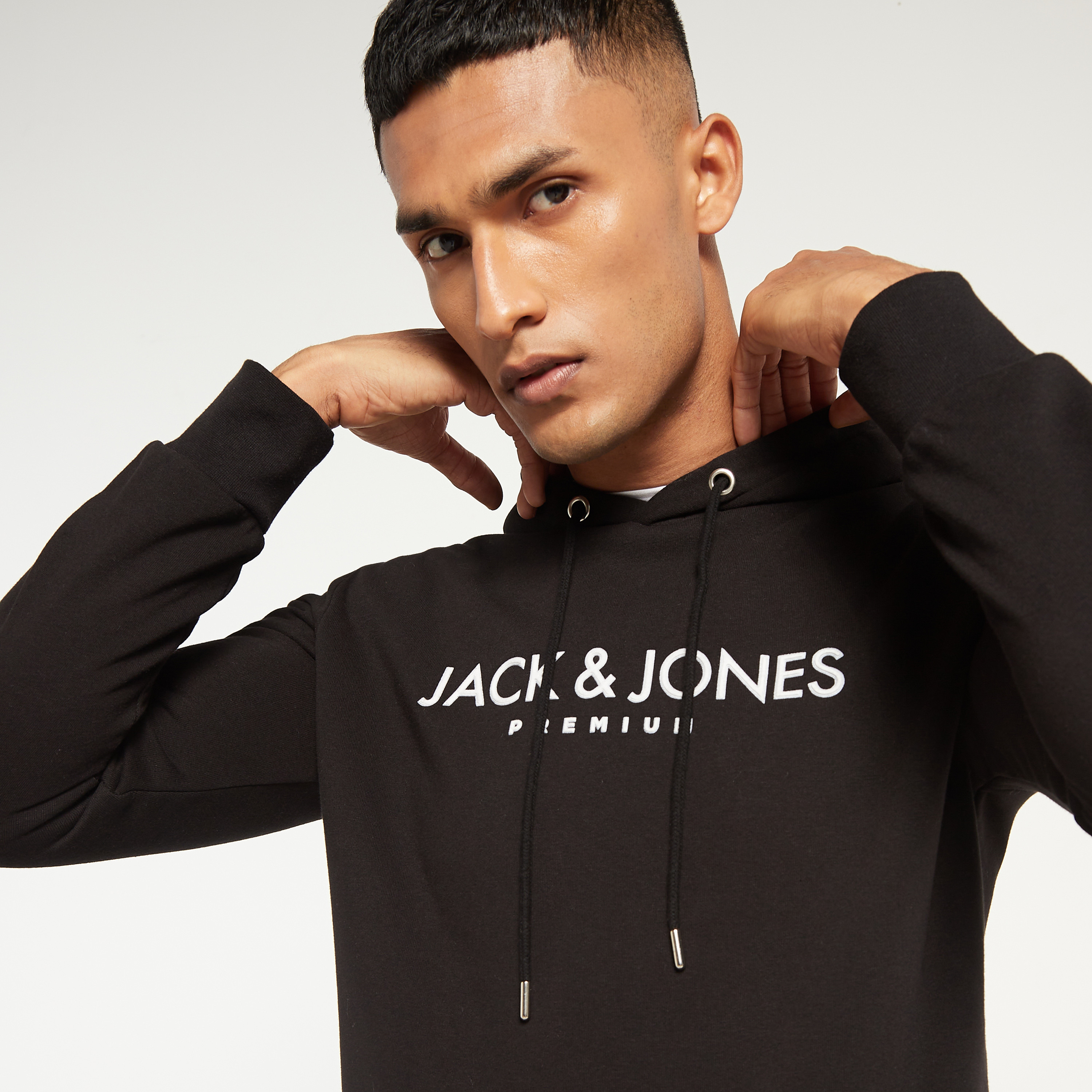 هودي جاك آند جونز مع شعار بأكمام طويلة-men-winterwear-hoodiesandsweatshirts-image-4