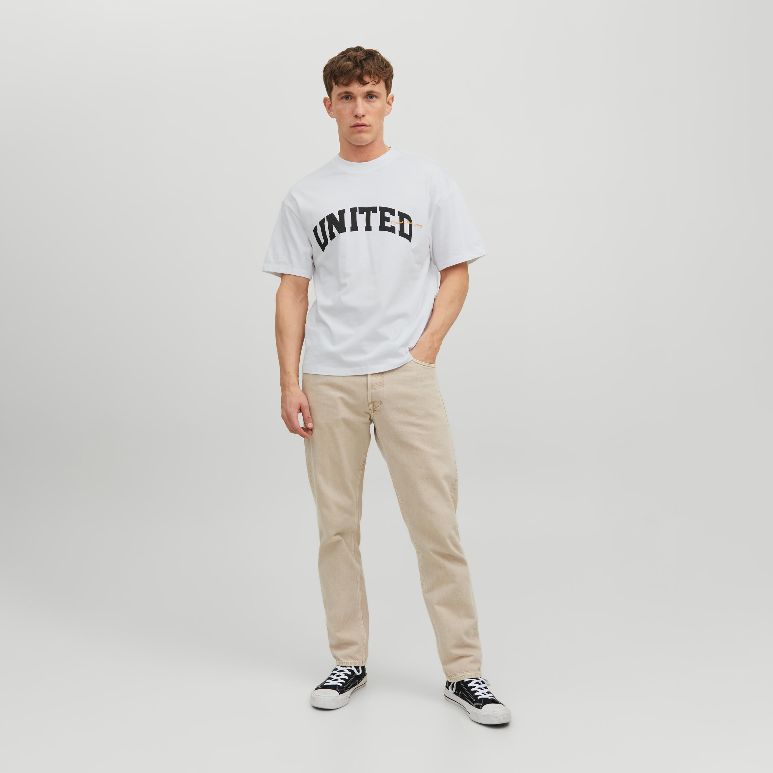 تي شيرت من جاك آند جونز مطبوع بأكمام قصيرة و ياقة مستديرة-men-clothing-tshirtsandpolos-tshirts-image-12