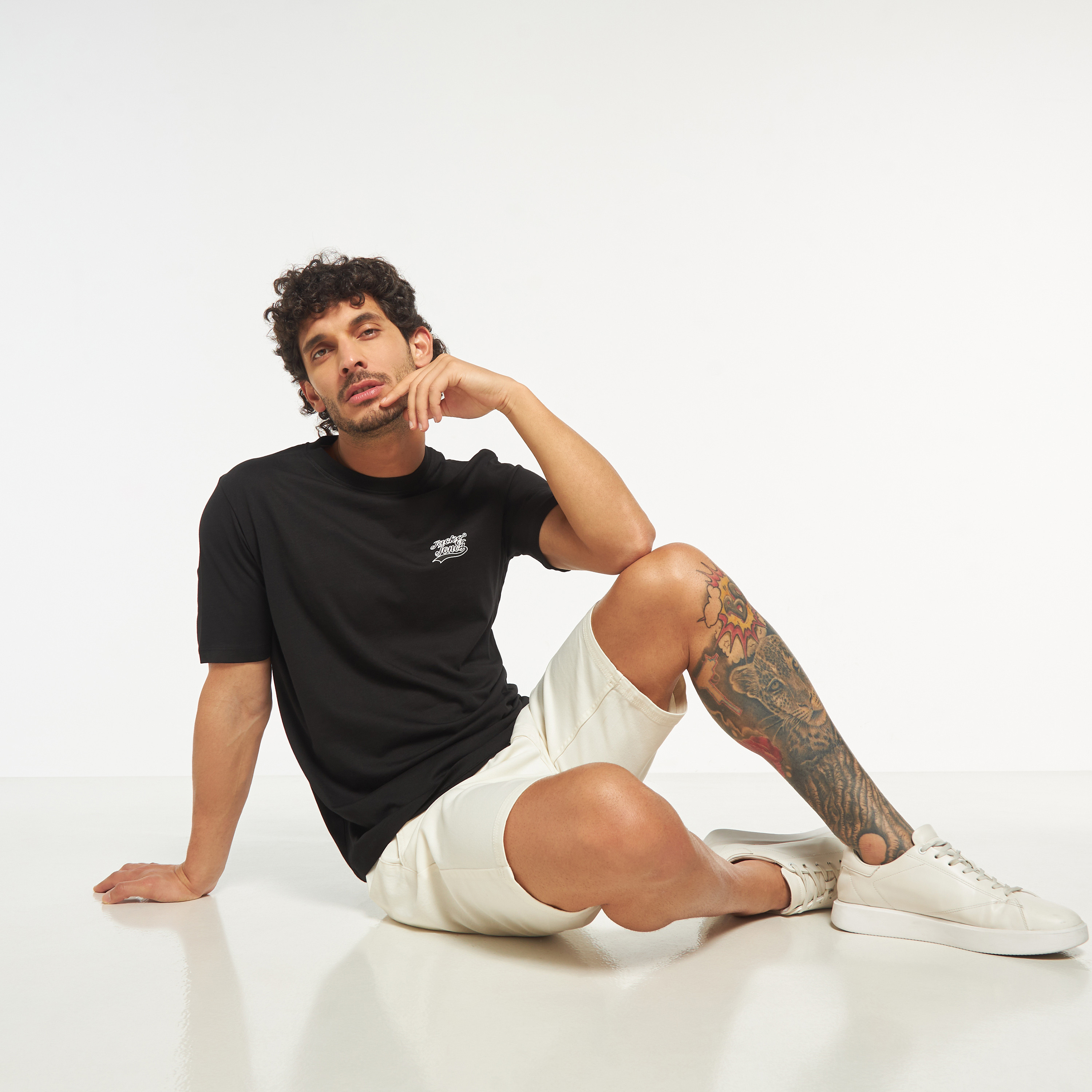 تي شيرت من جاك آند جونز مع شعار بأكمام قصيرة و ياقة مستديرة-men-clothing-tshirtsandpolos-tshirts-image-2