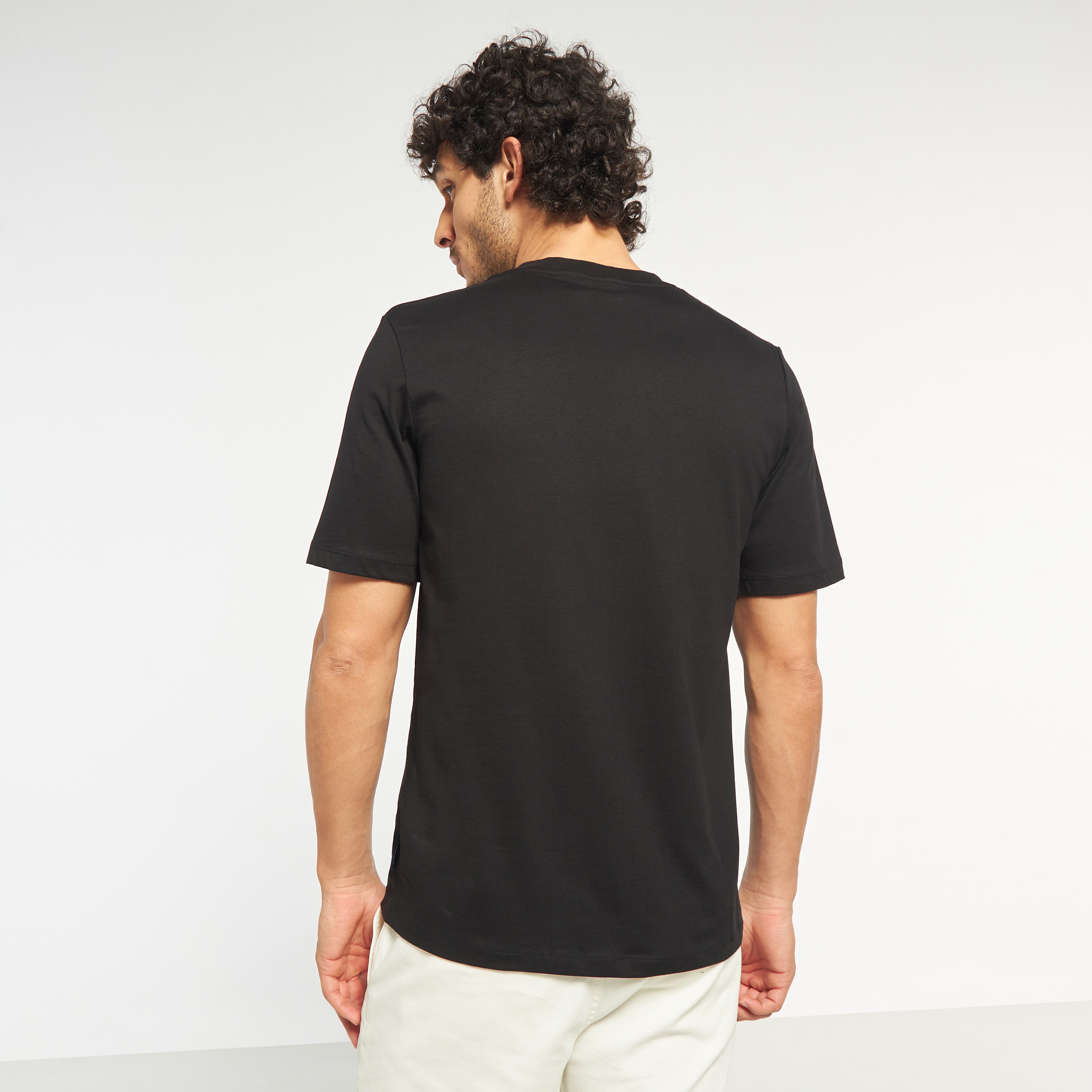 تي شيرت من جاك آند جونز مع شعار بأكمام قصيرة و ياقة مستديرة-men-clothing-tshirtsandpolos-tshirts-image-3