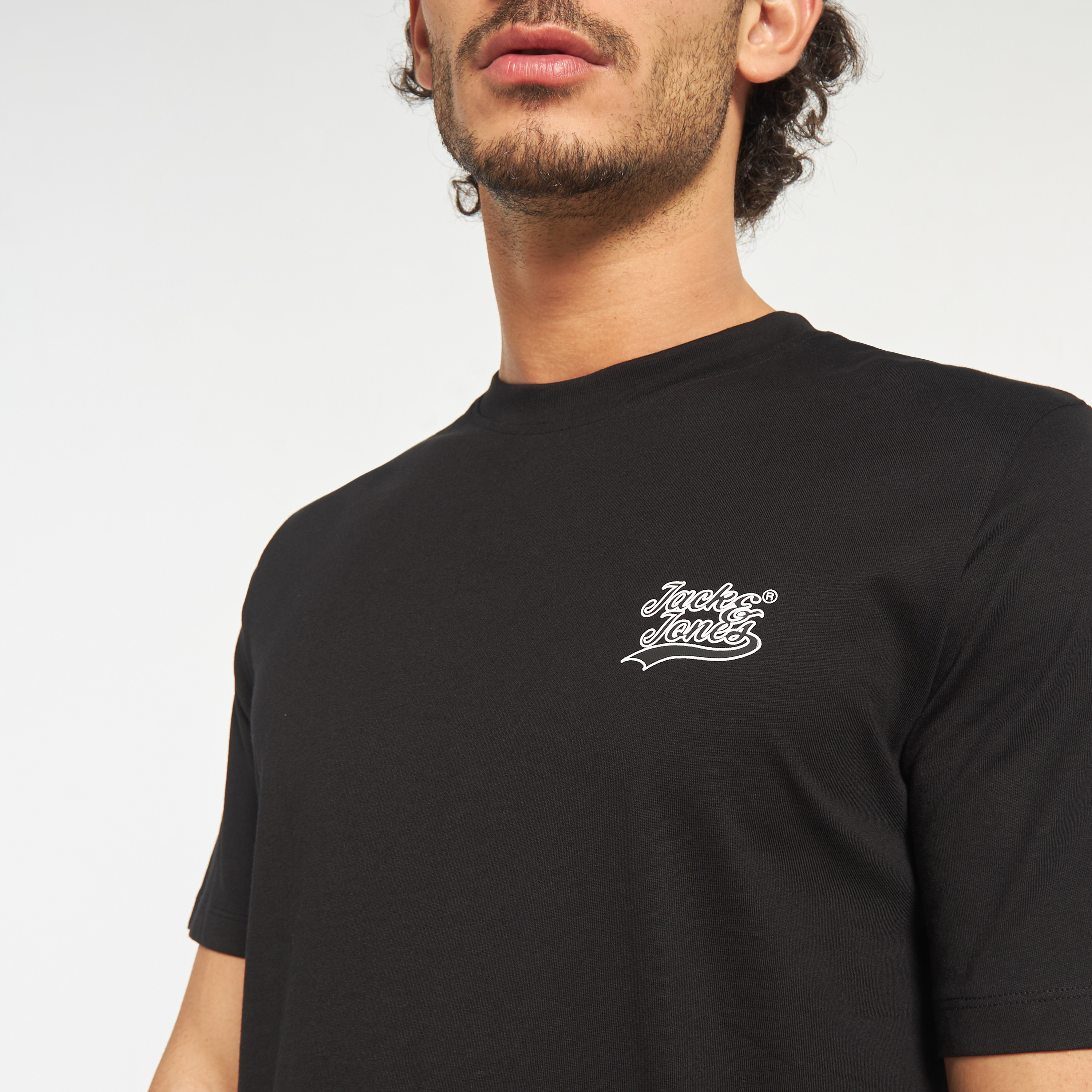 تي شيرت من جاك آند جونز مع شعار بأكمام قصيرة و ياقة مستديرة-men-clothing-tshirtsandpolos-tshirts-image-4