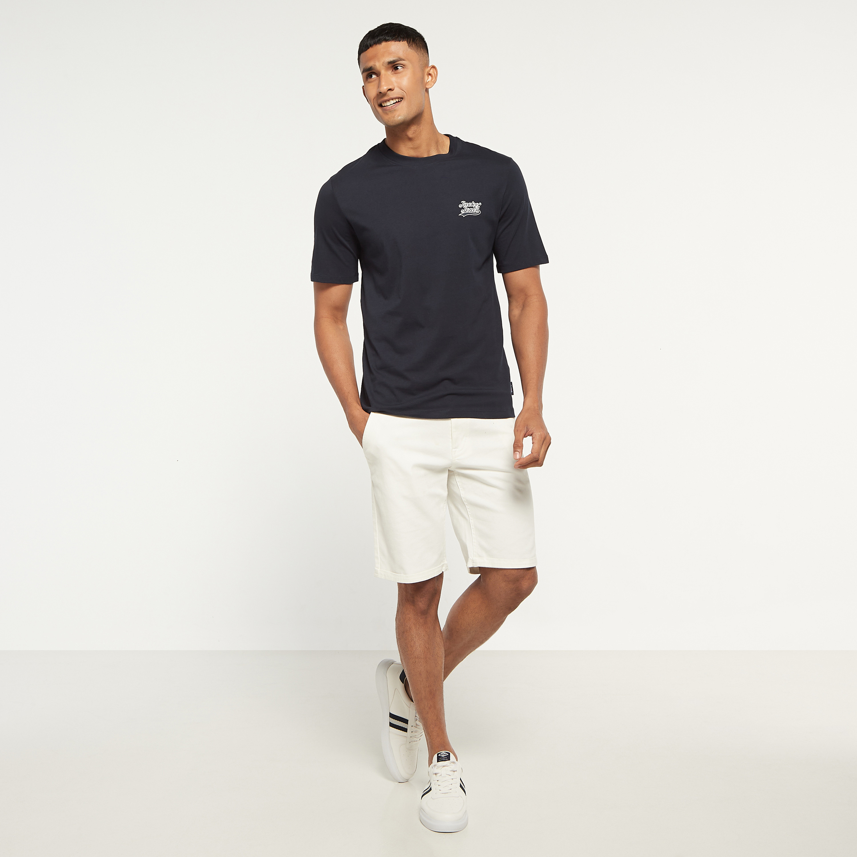 تي شيرت من جاك آند جونز مع شعار بأكمام قصيرة و ياقة مستديرة-men-clothing-tshirtsandpolos-tshirts-image-6