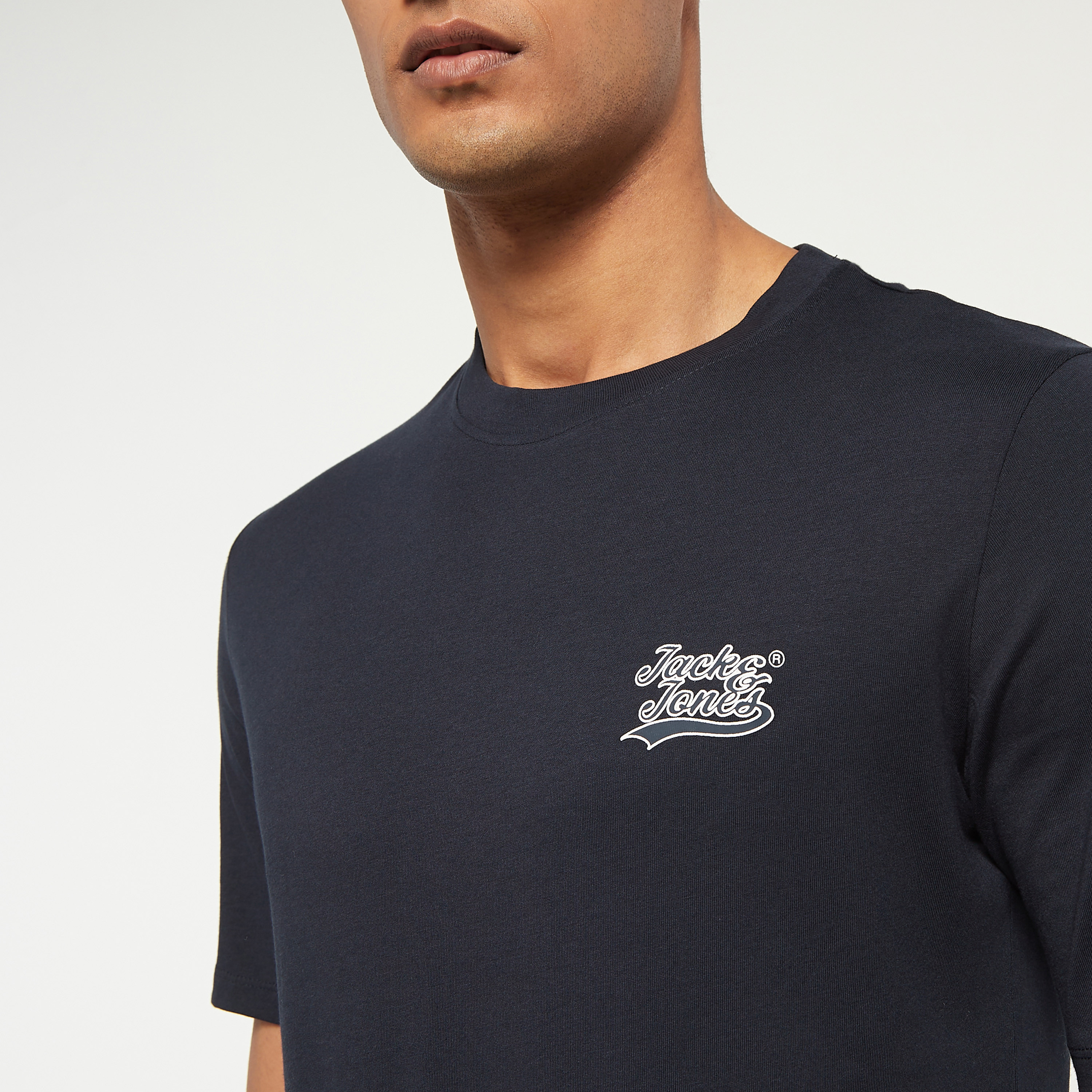 تي شيرت من جاك آند جونز مع شعار بأكمام قصيرة و ياقة مستديرة-men-clothing-tshirtsandpolos-tshirts-image-8