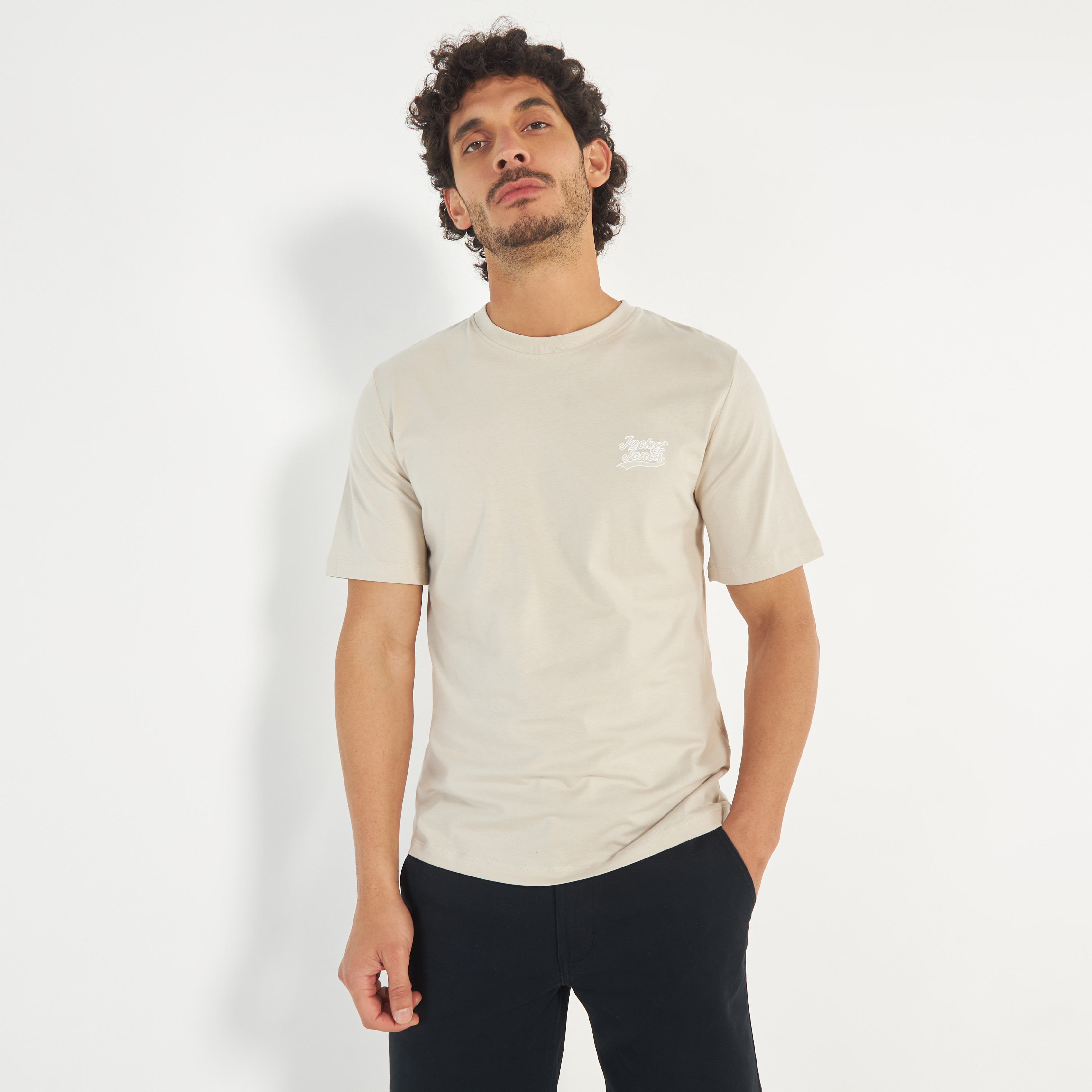 تي شيرت من جاك آند جونز مع شعار بأكمام قصيرة و ياقة مستديرة-men-clothing-tshirtsandpolos-tshirts-image-9