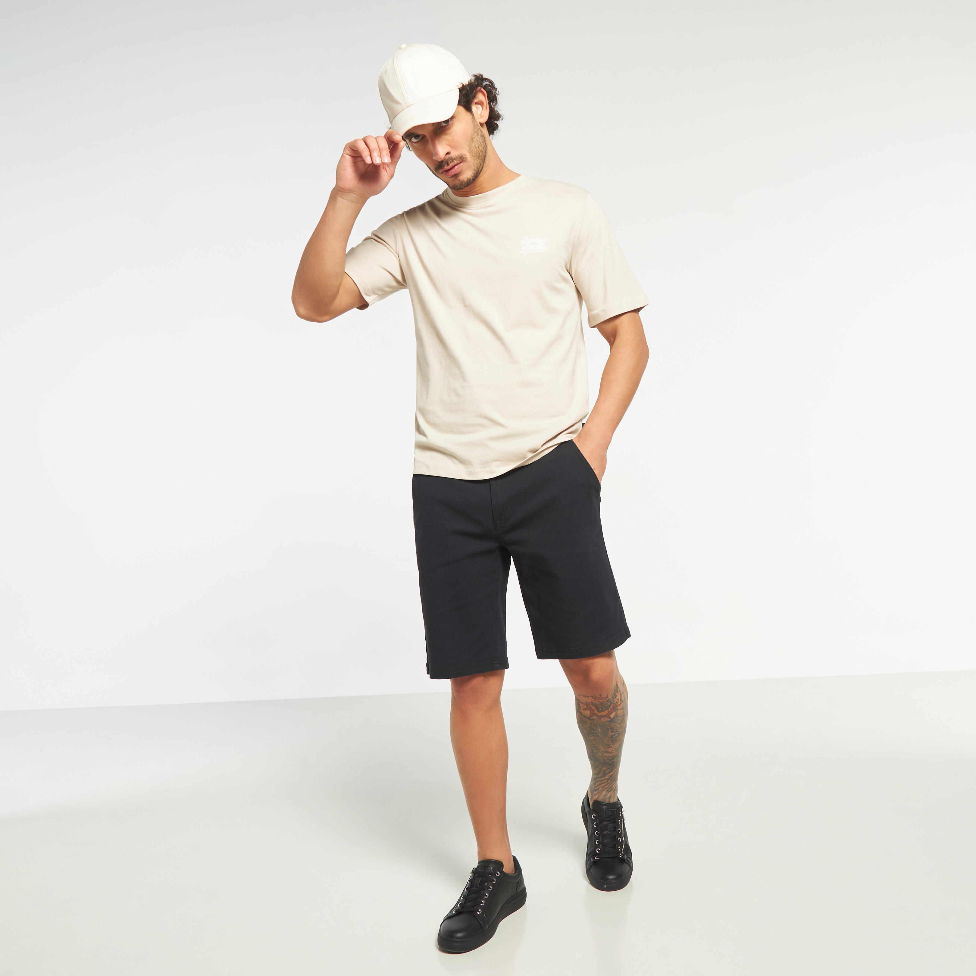 تي شيرت من جاك آند جونز مع شعار بأكمام قصيرة و ياقة مستديرة-men-clothing-tshirtsandpolos-tshirts-image-10