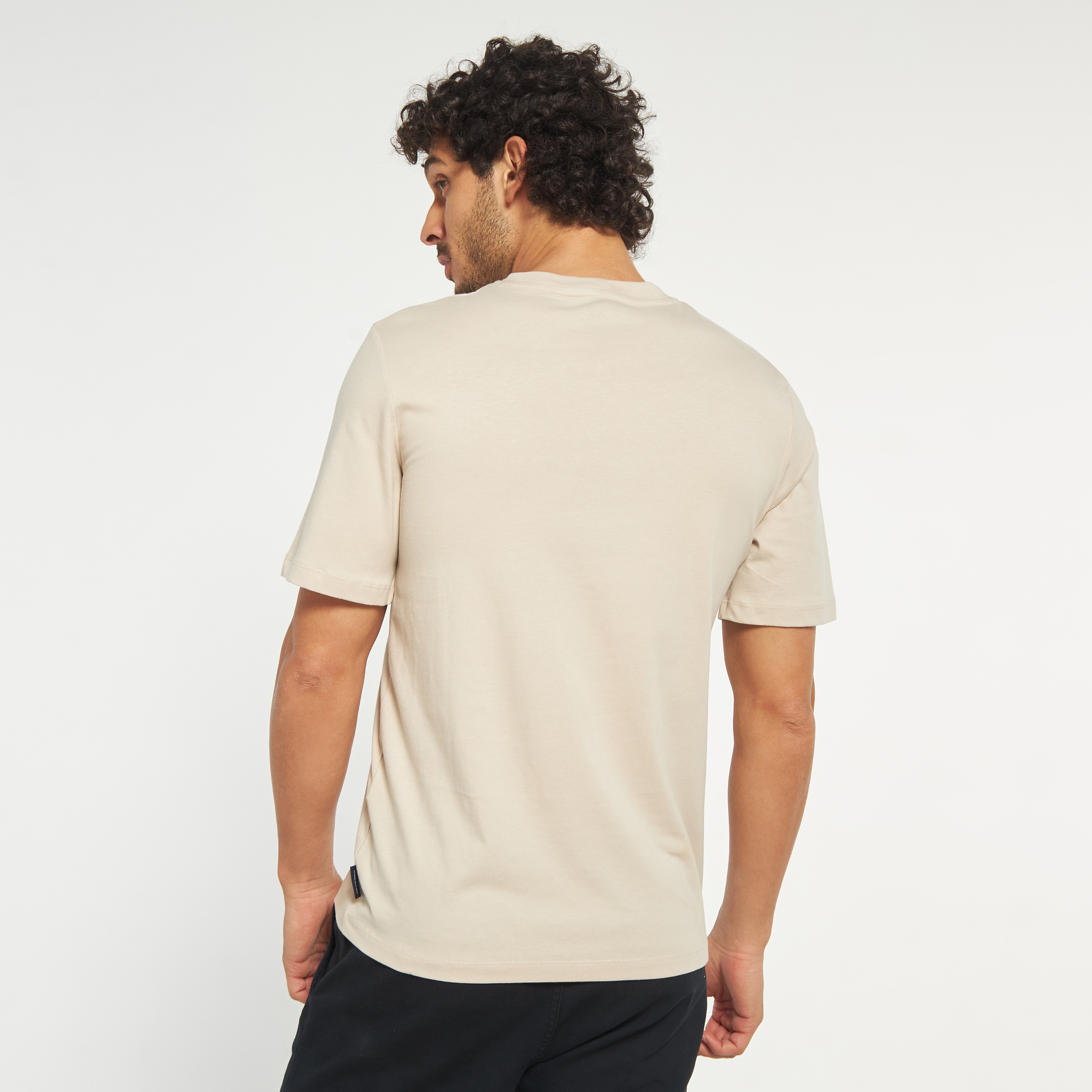 تي شيرت من جاك آند جونز مع شعار بأكمام قصيرة و ياقة مستديرة-men-clothing-tshirtsandpolos-tshirts-image-11