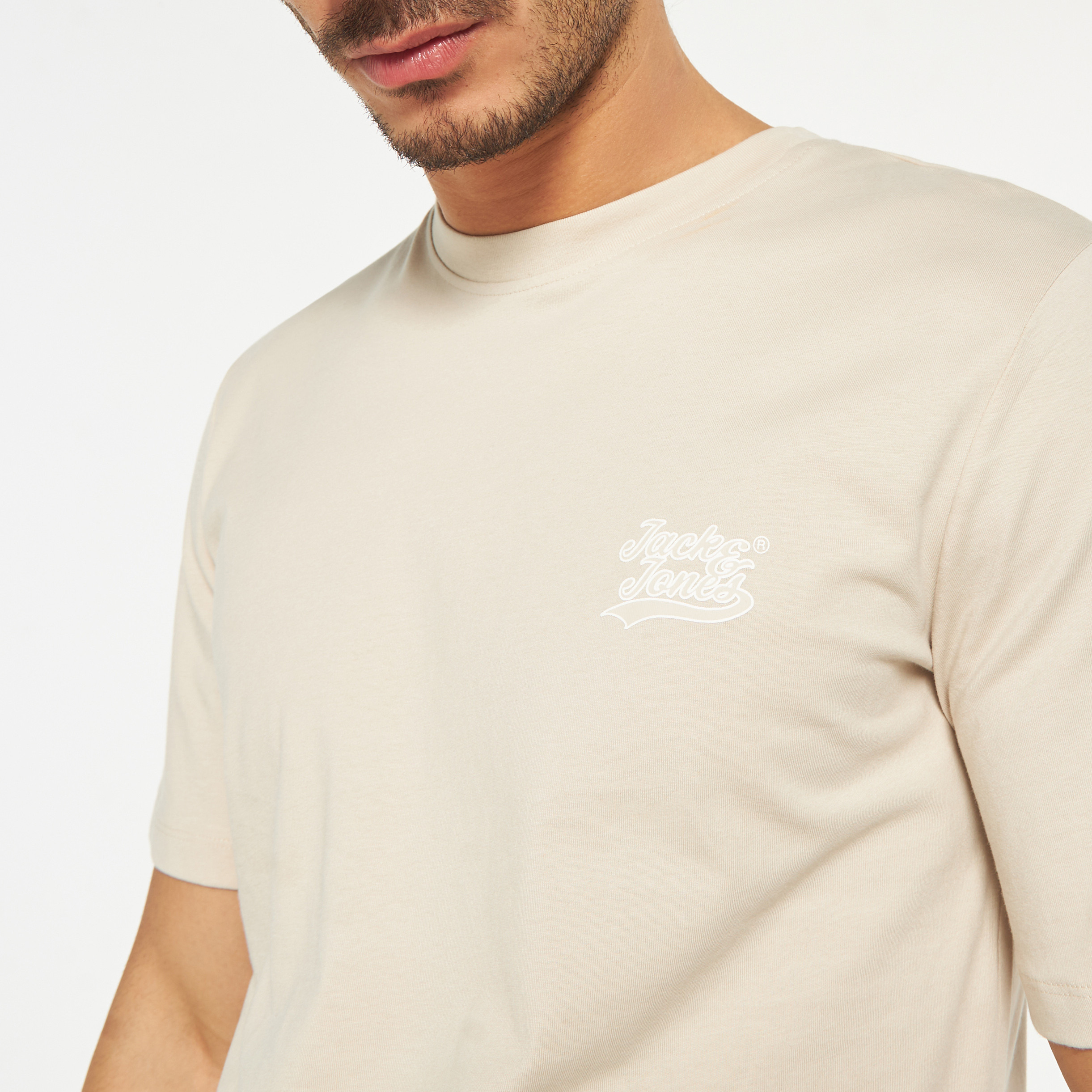 تي شيرت من جاك آند جونز مع شعار بأكمام قصيرة و ياقة مستديرة-men-clothing-tshirtsandpolos-tshirts-image-12