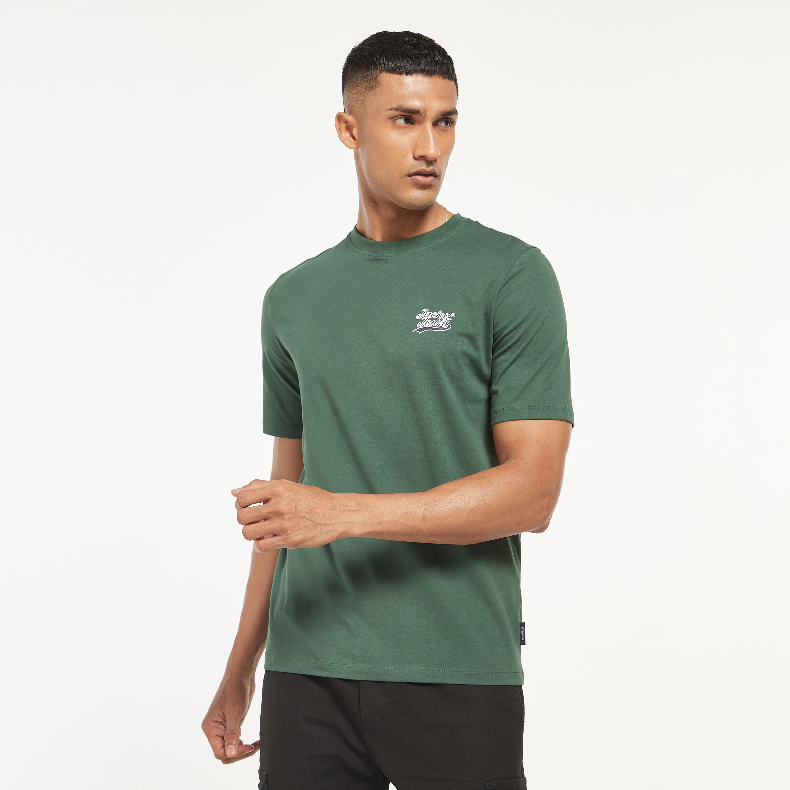 تي شيرت من جاك آند جونز مع شعار بأكمام قصيرة و ياقة مستديرة-men-clothing-tshirtsandpolos-tshirts-image-13