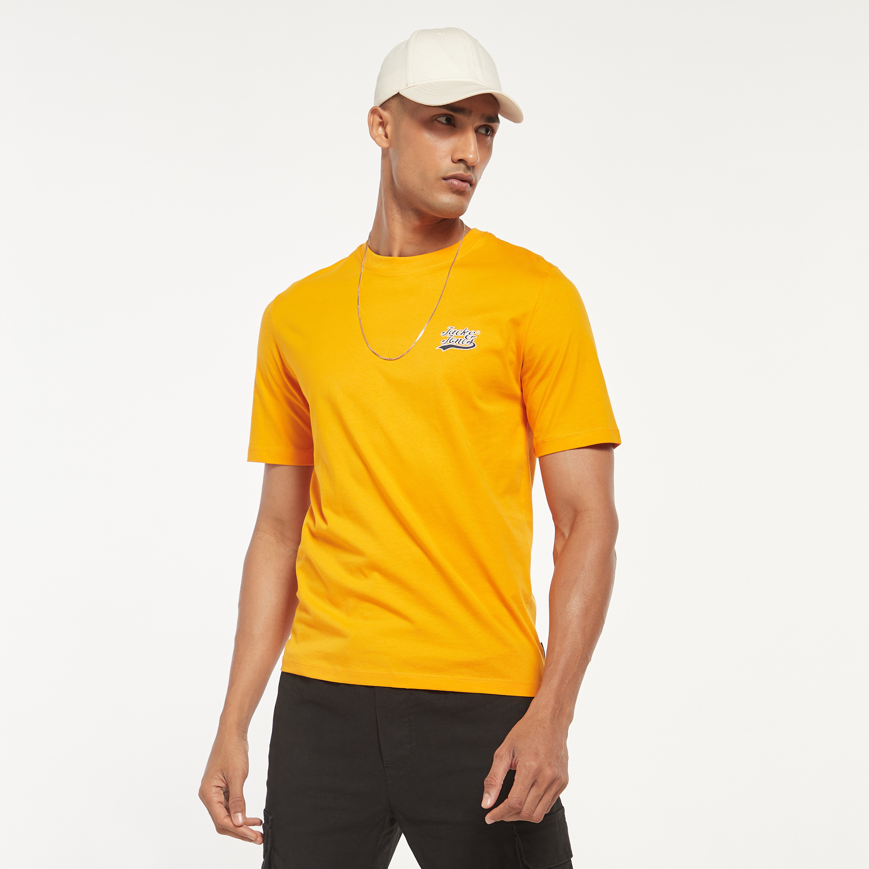 تي شيرت من جاك آند جونز مع شعار بأكمام قصيرة و ياقة مستديرة-men-clothing-tshirtsandpolos-tshirts-image-17