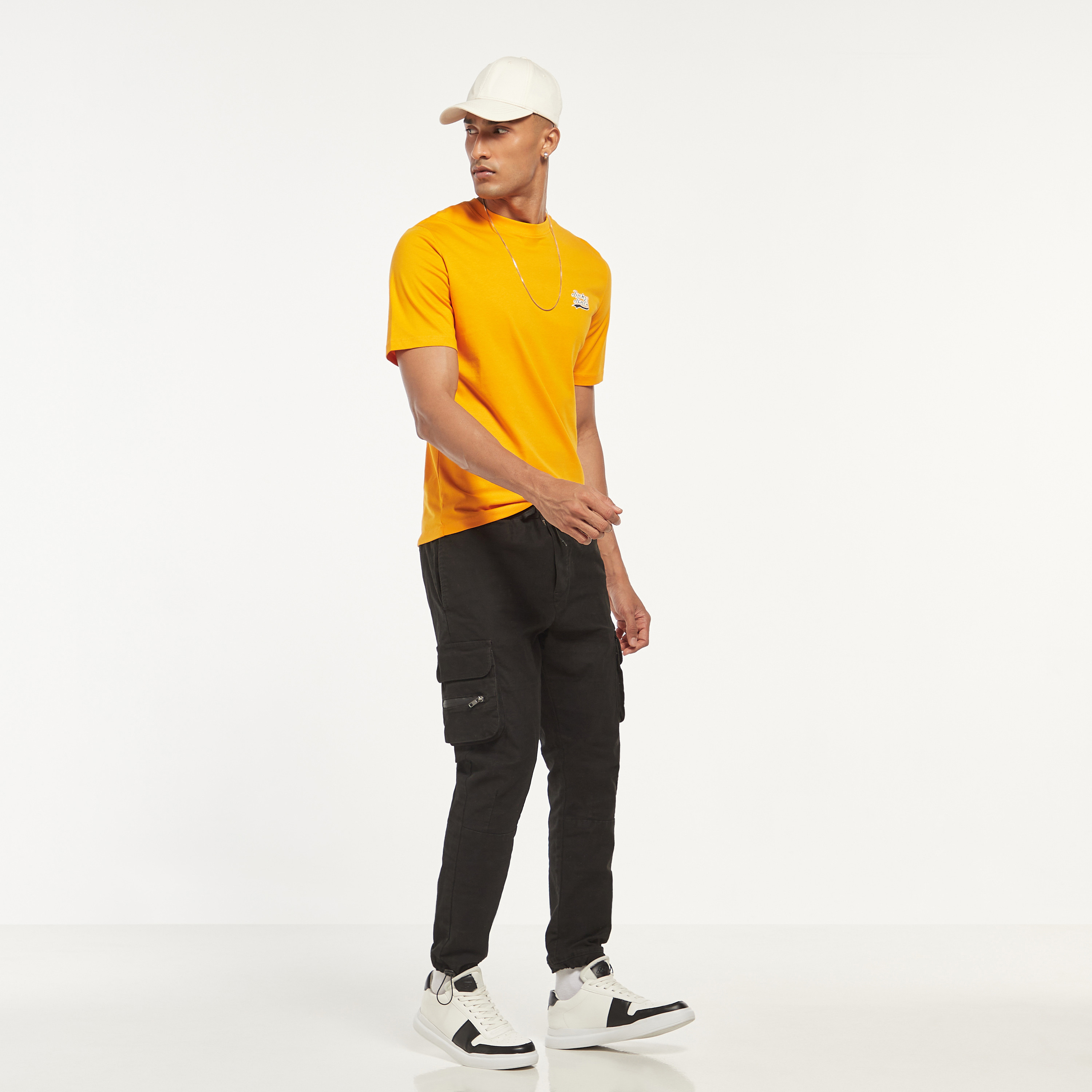 تي شيرت من جاك آند جونز مع شعار بأكمام قصيرة و ياقة مستديرة-men-clothing-tshirtsandpolos-tshirts-image-18