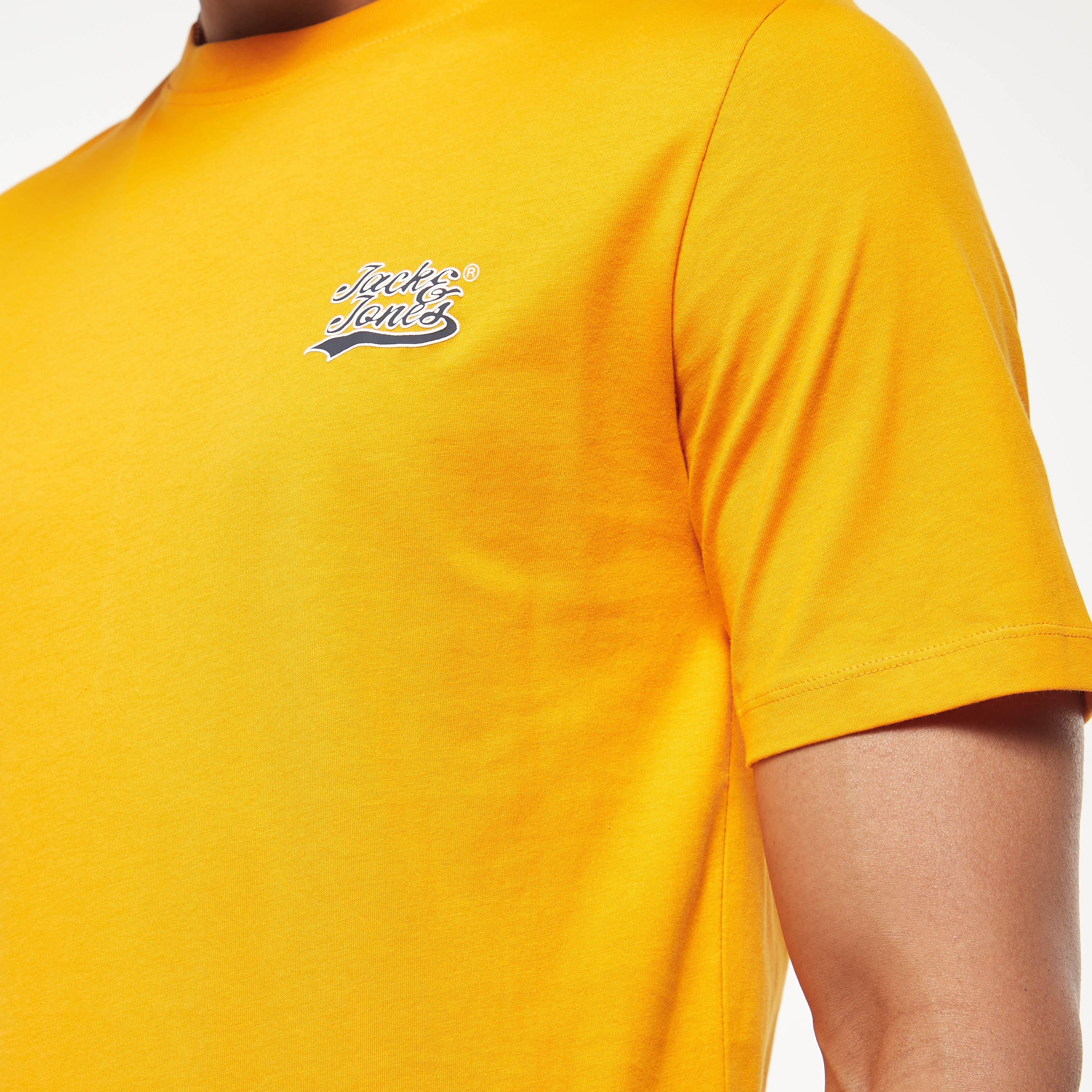 تي شيرت من جاك آند جونز مع شعار بأكمام قصيرة و ياقة مستديرة-men-clothing-tshirtsandpolos-tshirts-image-20