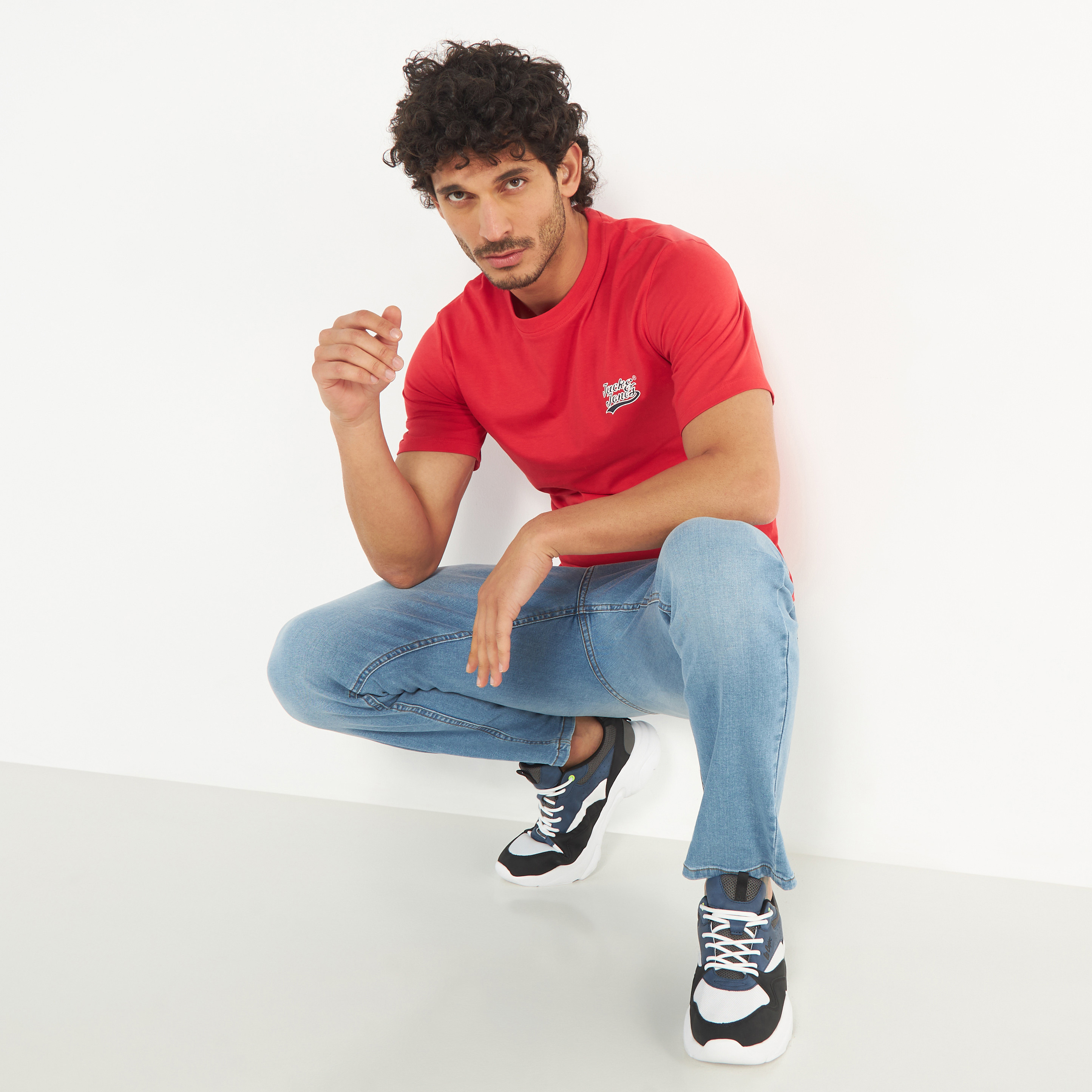 تي شيرت من جاك آند جونز مع شعار بأكمام قصيرة و ياقة مستديرة-men-clothing-tshirtsandpolos-tshirts-image-22