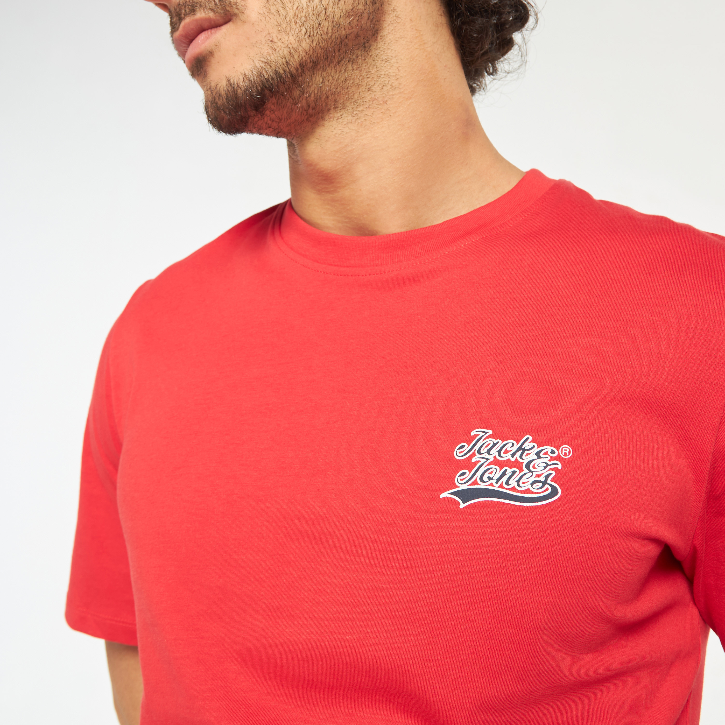 تي شيرت من جاك آند جونز مع شعار بأكمام قصيرة و ياقة مستديرة-men-clothing-tshirtsandpolos-tshirts-image-24