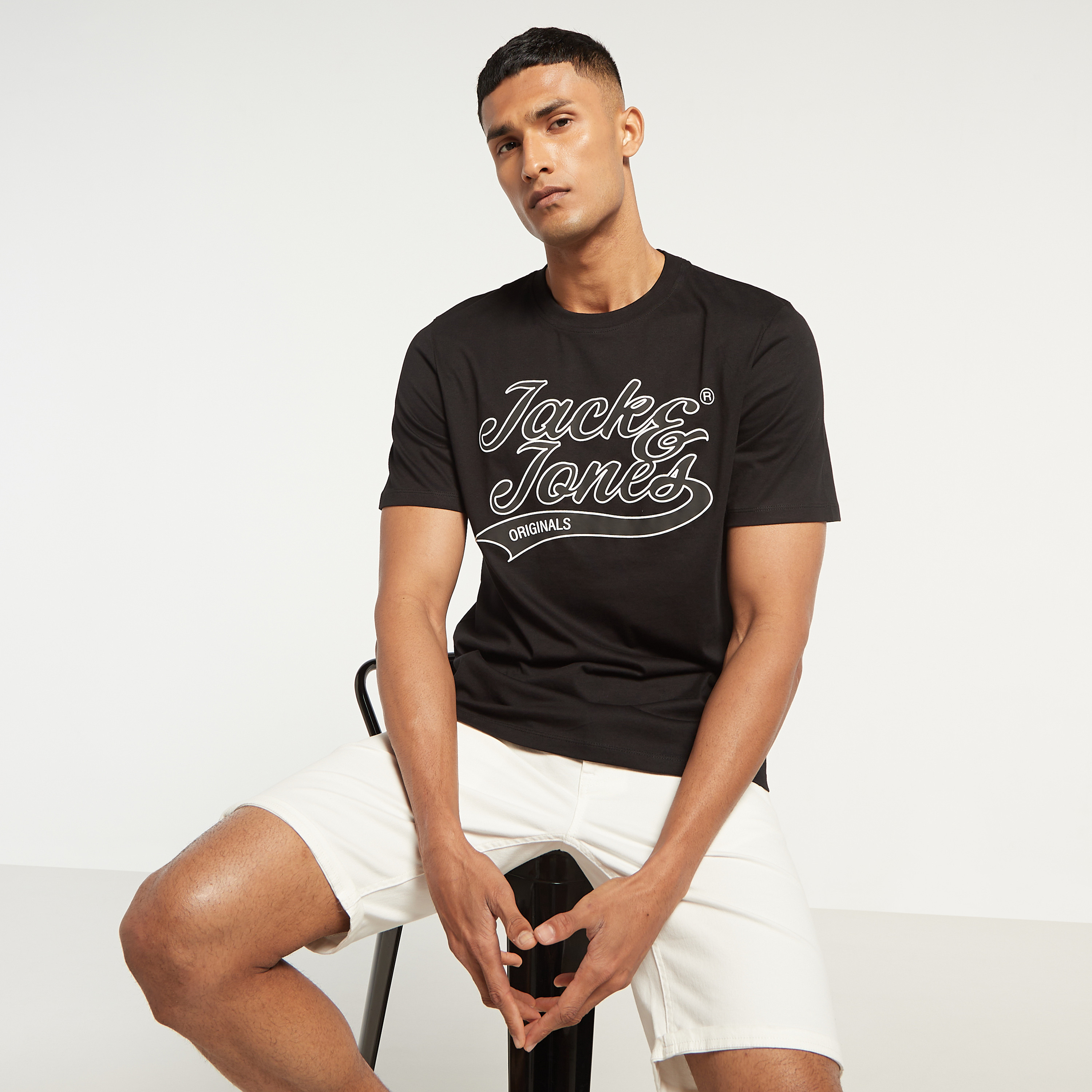 تي شيرت من جاك آند جونز مع شعار بأكمام قصيرة و ياقة مستديرة-men-clothing-tshirtsandpolos-tshirts-image-1