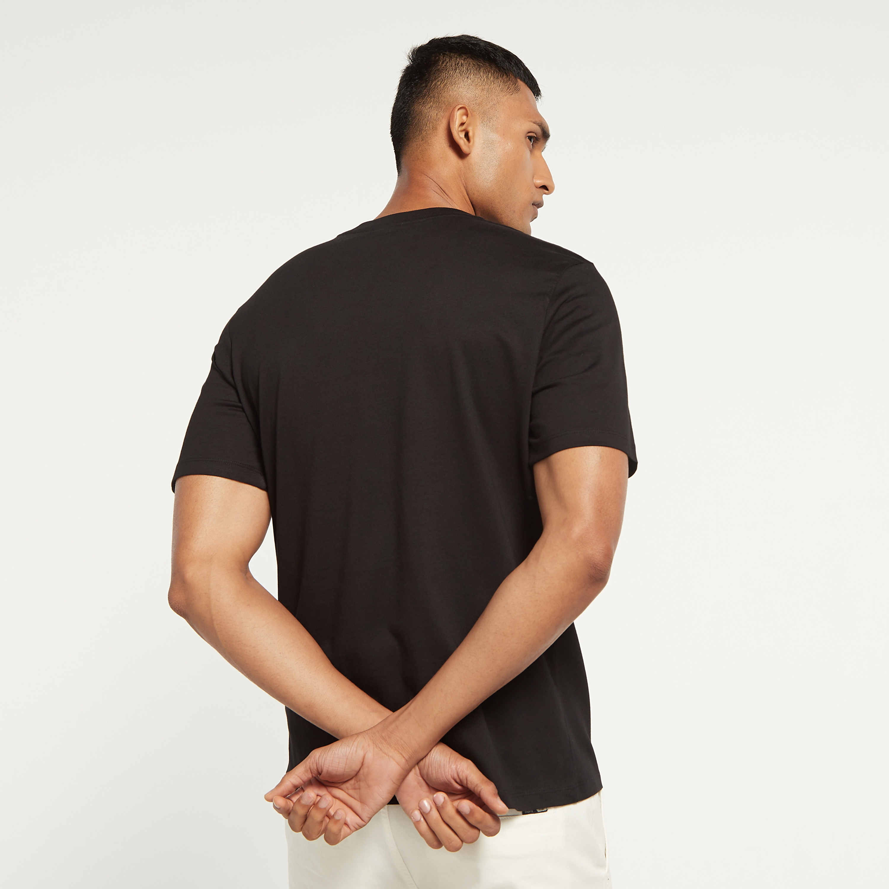 تي شيرت من جاك آند جونز مع شعار بأكمام قصيرة و ياقة مستديرة-men-clothing-tshirtsandpolos-tshirts-image-3
