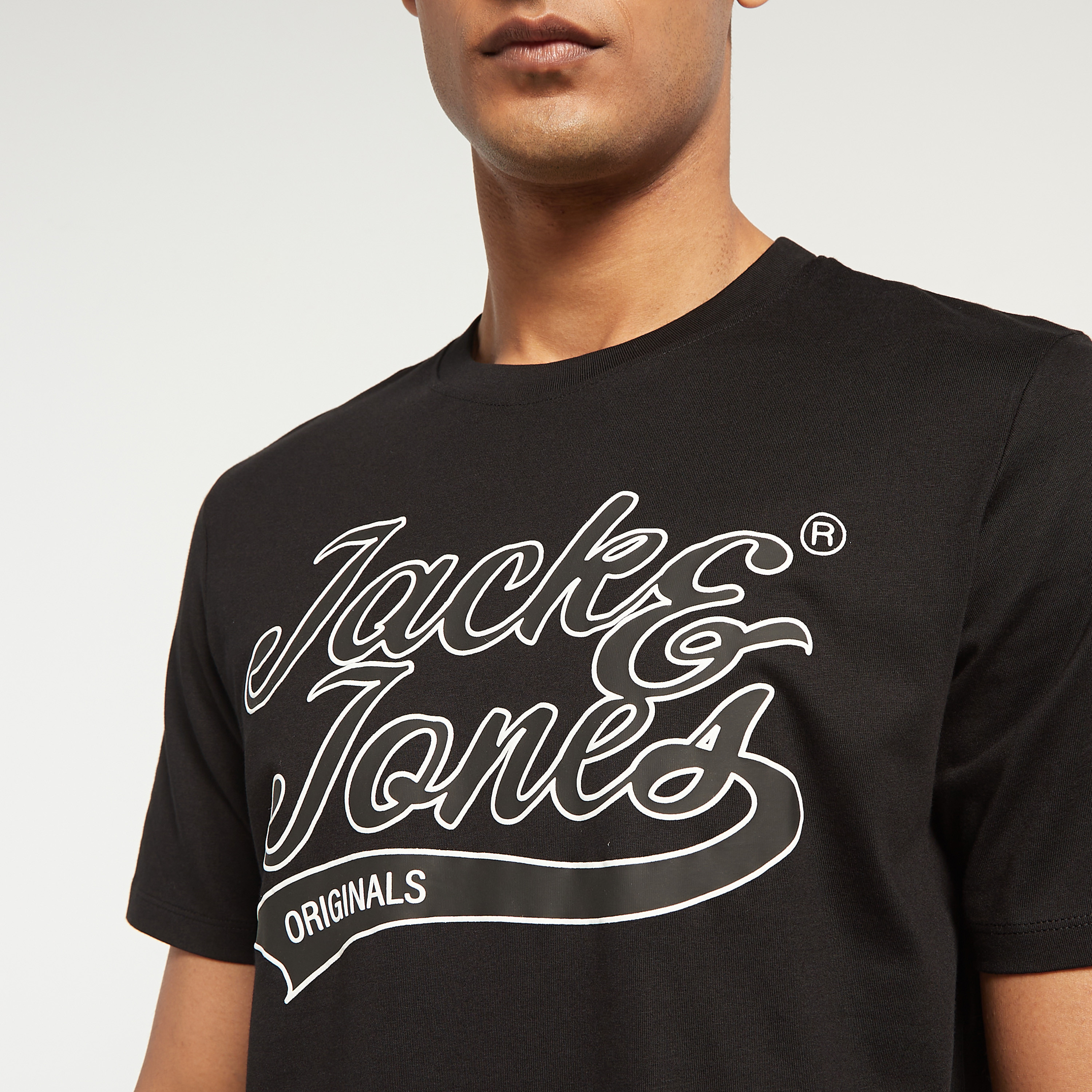 تي شيرت من جاك آند جونز مع شعار بأكمام قصيرة و ياقة مستديرة-men-clothing-tshirtsandpolos-tshirts-image-4