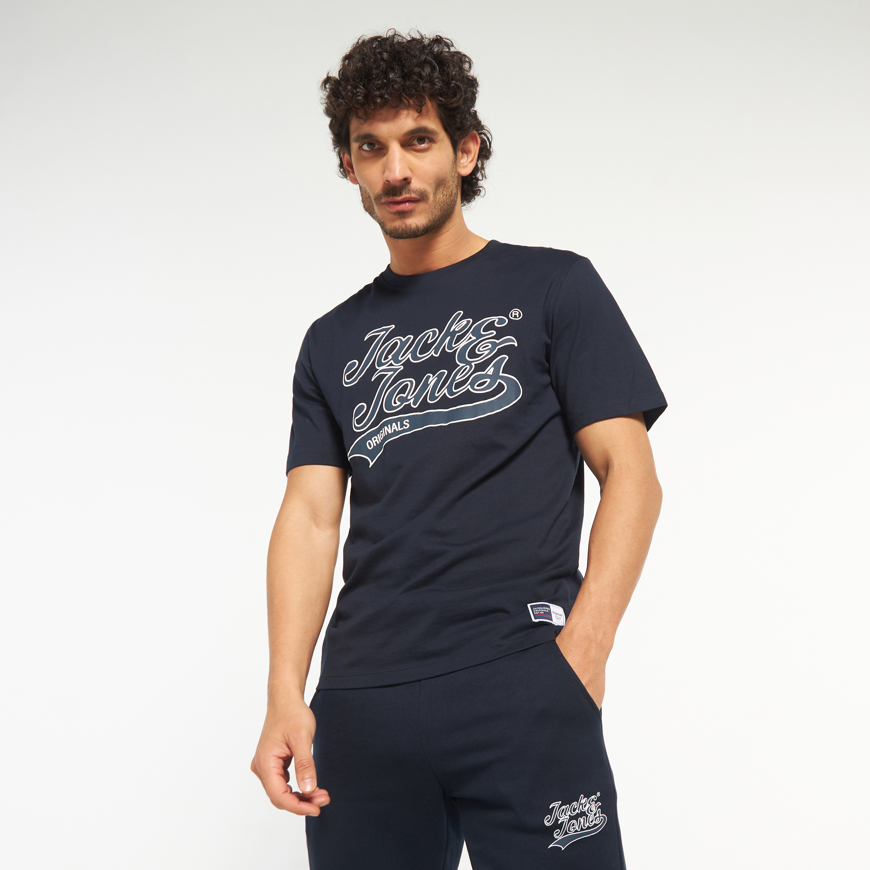 تي شيرت من جاك آند جونز مع شعار بأكمام قصيرة و ياقة مستديرة-men-clothing-tshirtsandpolos-tshirts-image-5