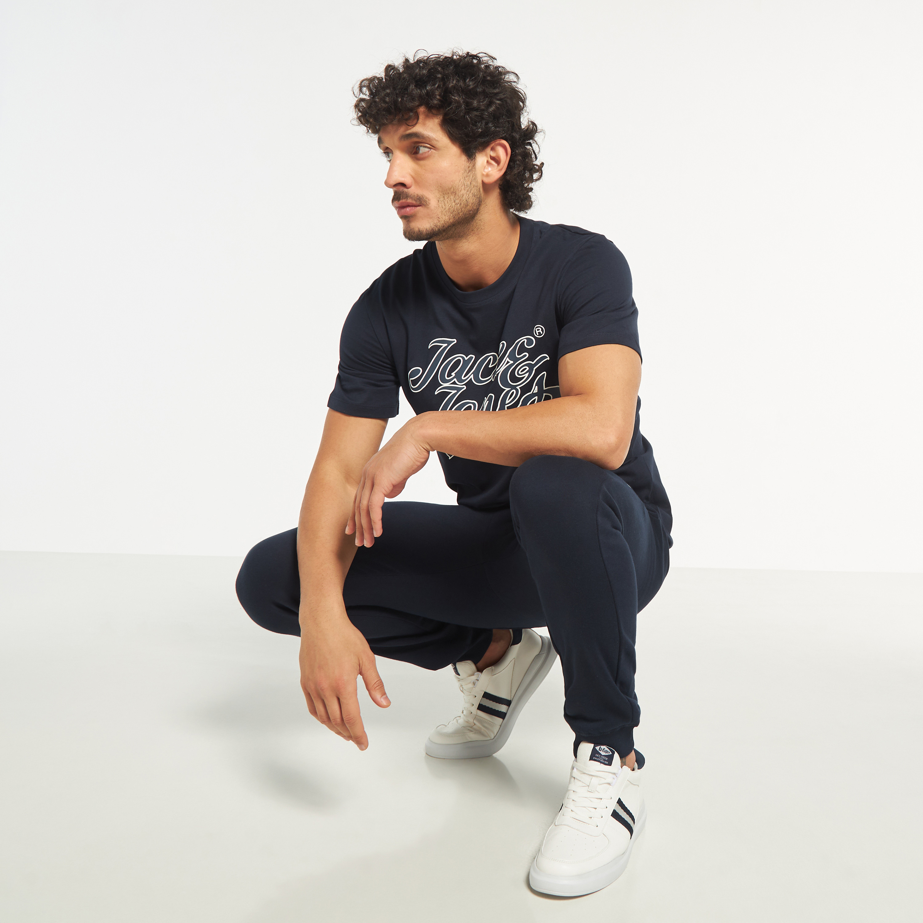 تي شيرت من جاك آند جونز مع شعار بأكمام قصيرة و ياقة مستديرة-men-clothing-tshirtsandpolos-tshirts-image-6