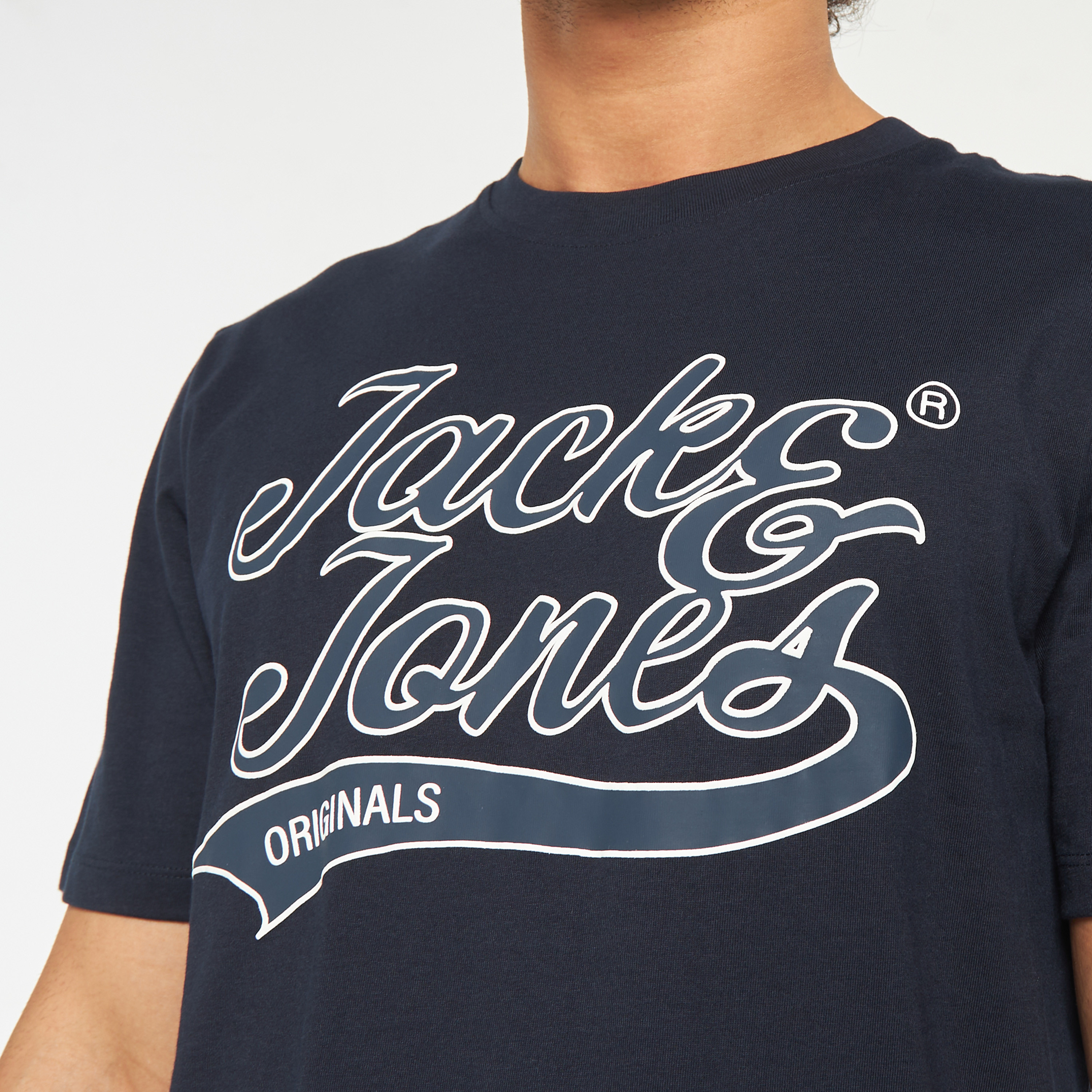 تي شيرت من جاك آند جونز مع شعار بأكمام قصيرة و ياقة مستديرة-men-clothing-tshirtsandpolos-tshirts-image-8